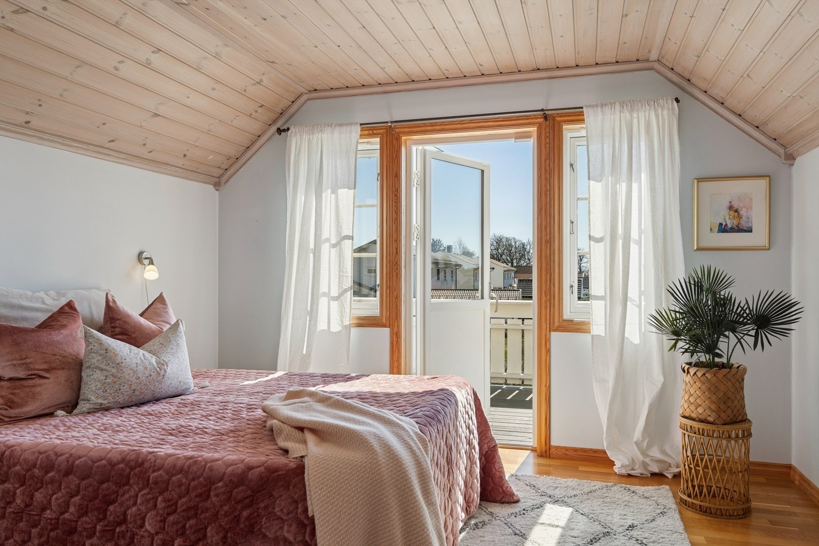 Balkongdøren slipper inn lys og luft, og skaper en åpen følelse i rommet. Galleribilde