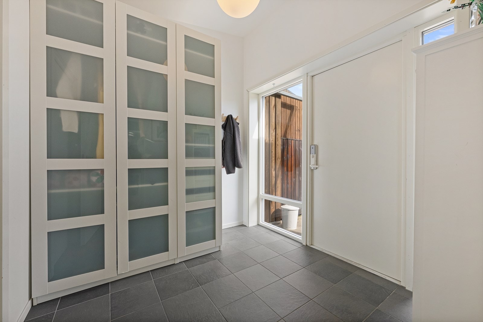 Flislagt gulv. Dørlås med kode. God garderobeplass. Galleribilde