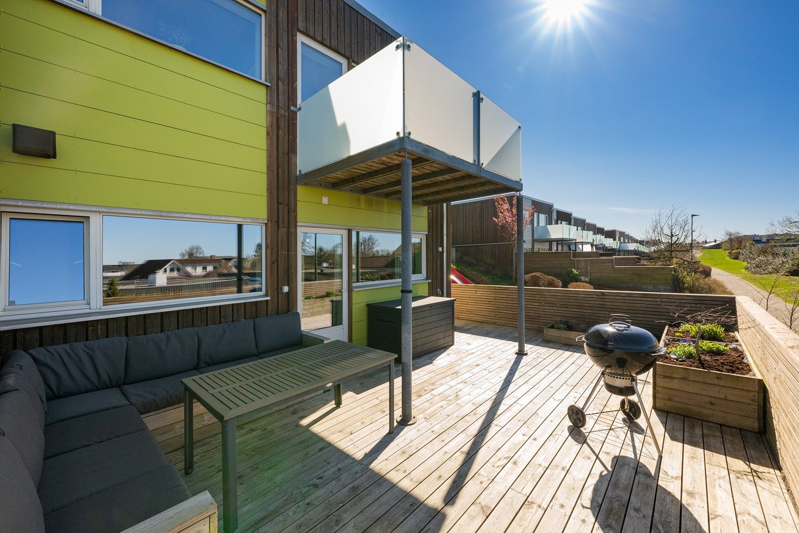 Enderekkehus med herlige uteplasser. Enden er vendt mot solen og det er svært gode solforhold. Galleribilde
