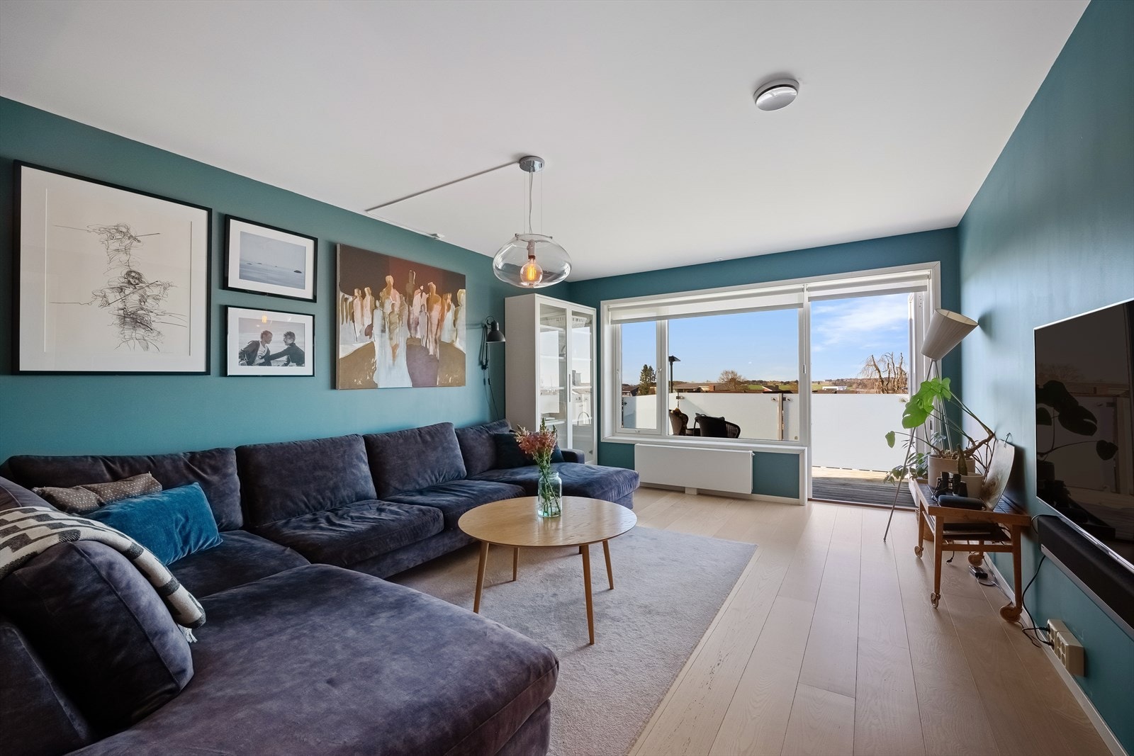 Fin stue med utgang til veranda. Fint enstavsgulv. Balansert ventilasjon. Vannbåren varme. Galleribilde