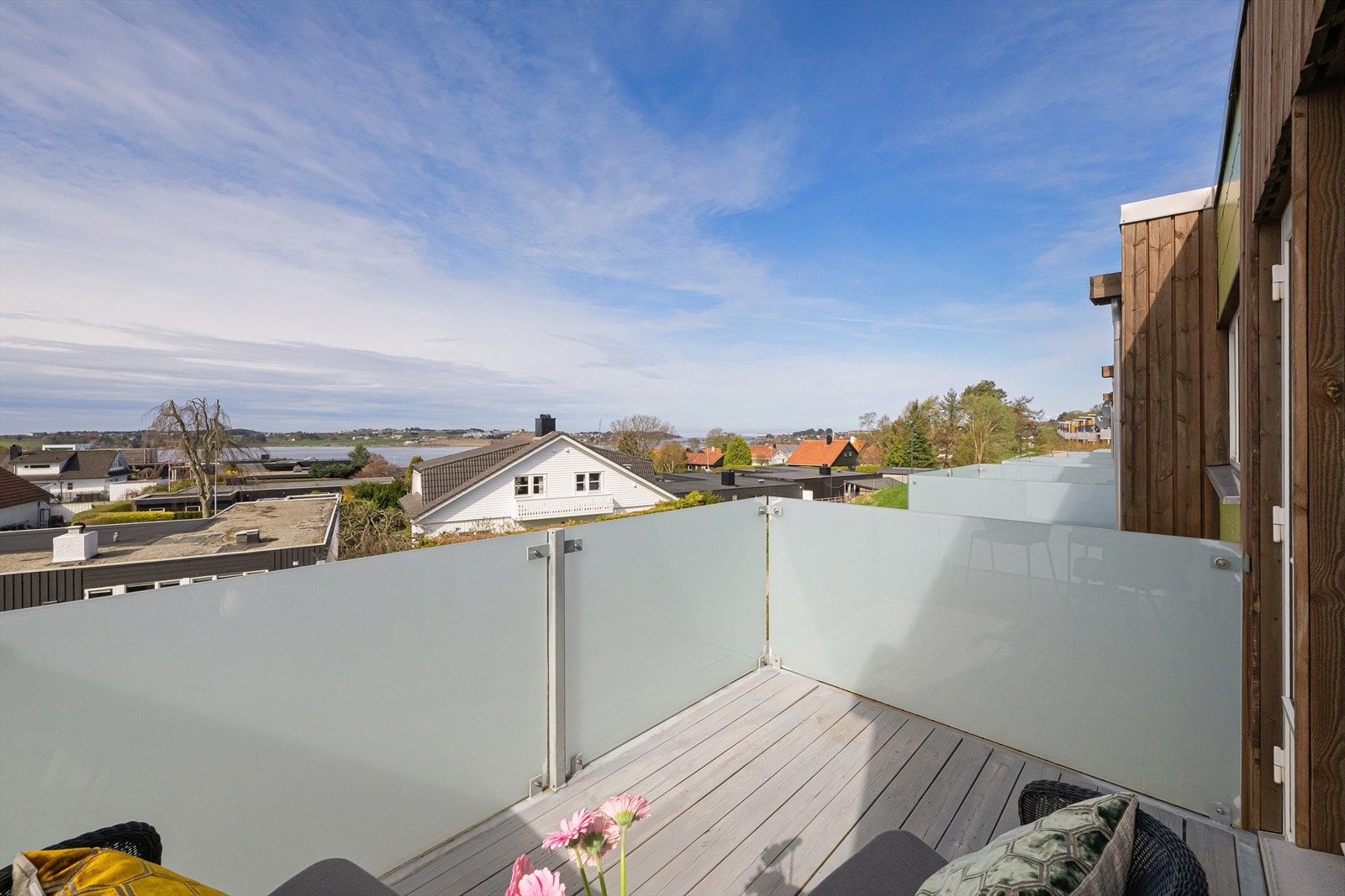 Etablert og barnevennlig område. Flust av lekeplasser, fotballbaner og turstier/friområder. Kort vei til den langstrakte turstien langs Hafrsfjord og flotte strender. Galleribilde