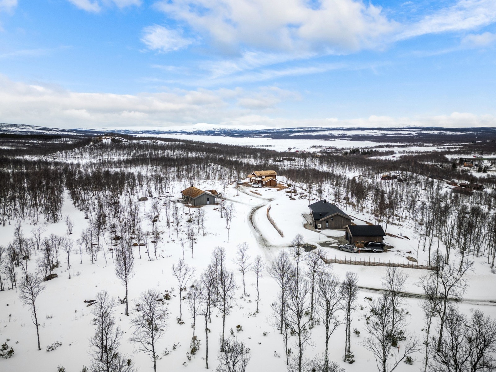 Det er ca. 35 km til Funäsdalen i Sverige, og ca. 30 km til Bergstaden Røros. Galleribilde