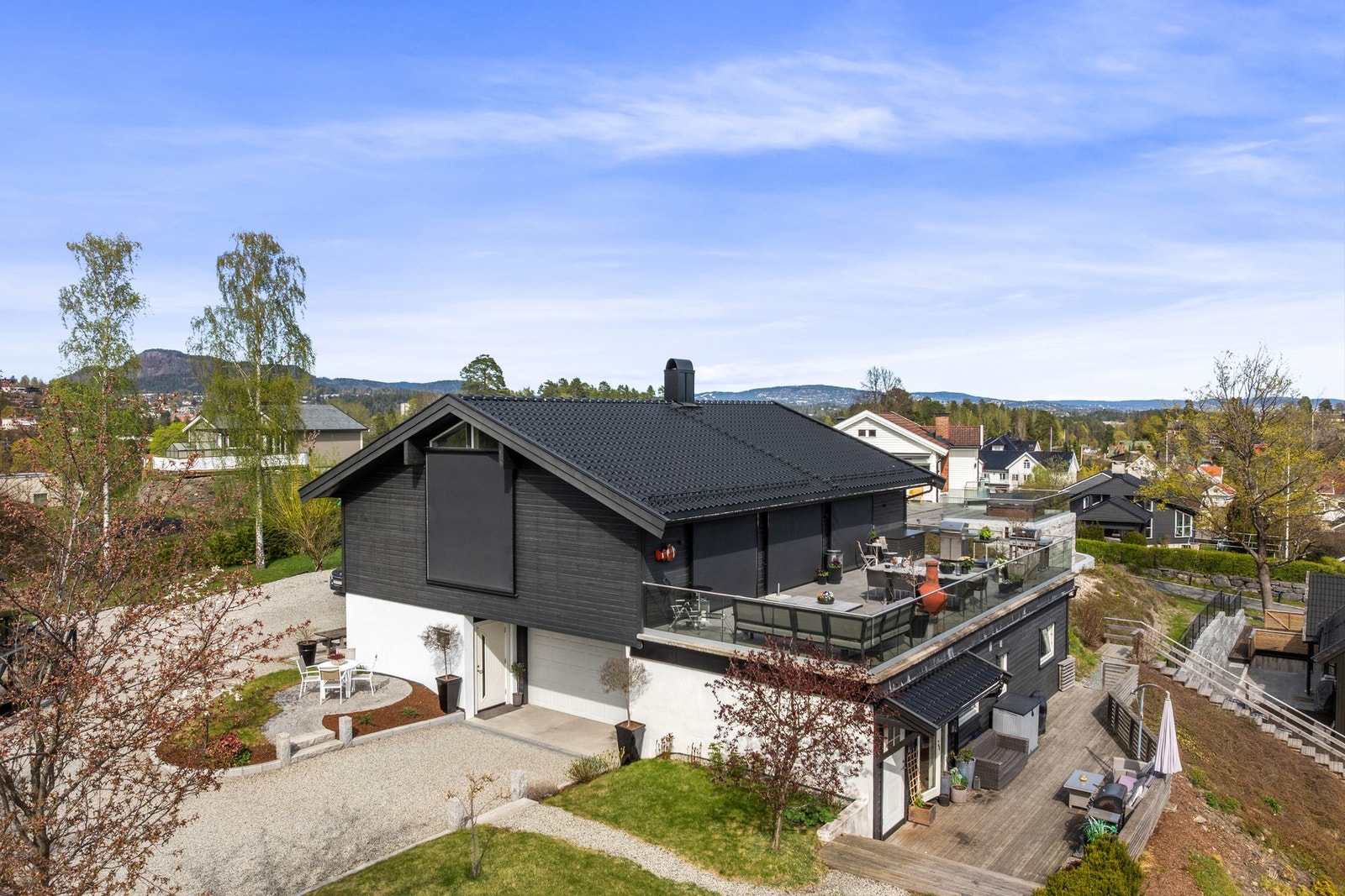 Elektriske screens på sør- og vestveggen Galleribilde