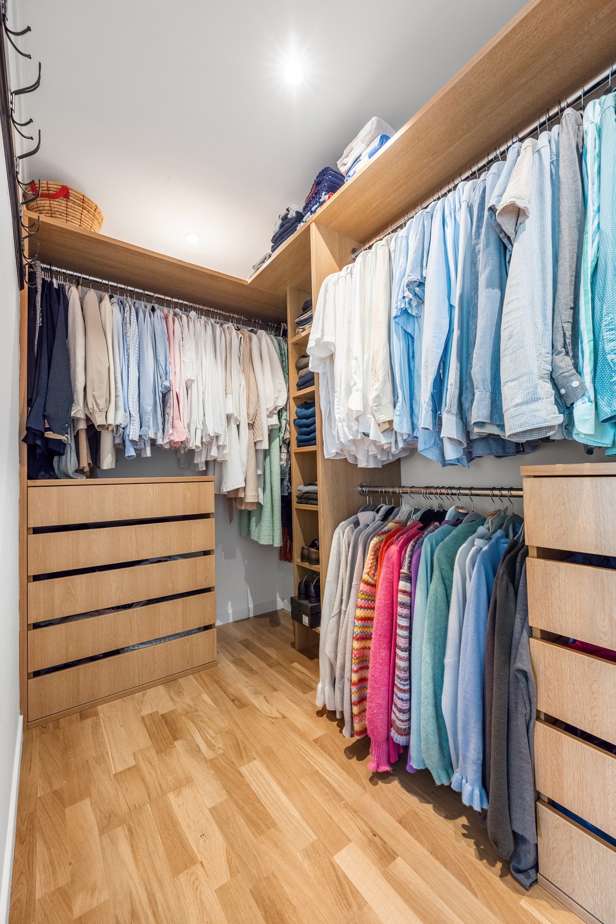 Soverommet har også tilgang til walkin closet innredet i lys eik Galleribilde