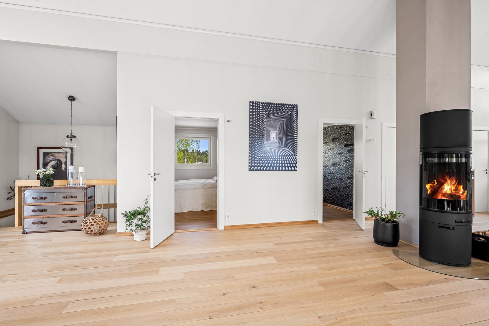 I forbindelse med stuen har du adkomst til 2 soverom, 1 bad og 1 bod. Galleribilde