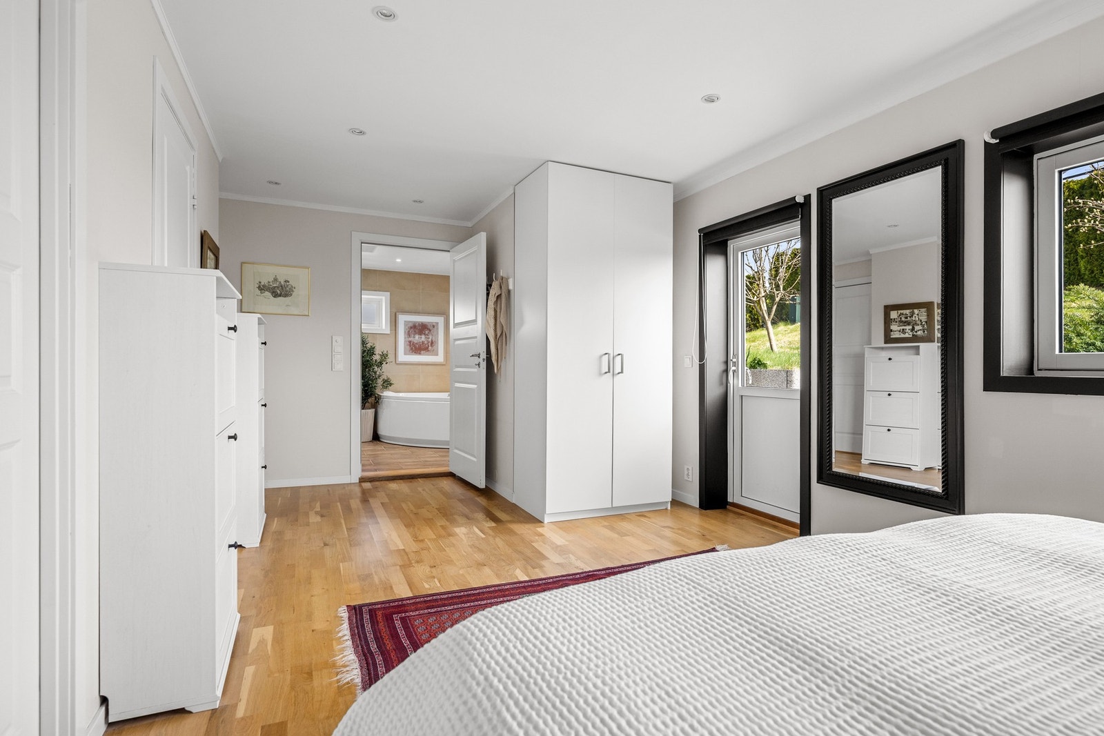 Soverommet har tilknytting til eget privat baderom og walk in closet Galleribilde
