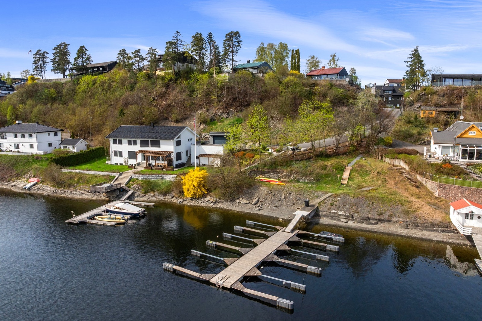 Boligen har andel i strandparsell med båtplasser Galleribilde