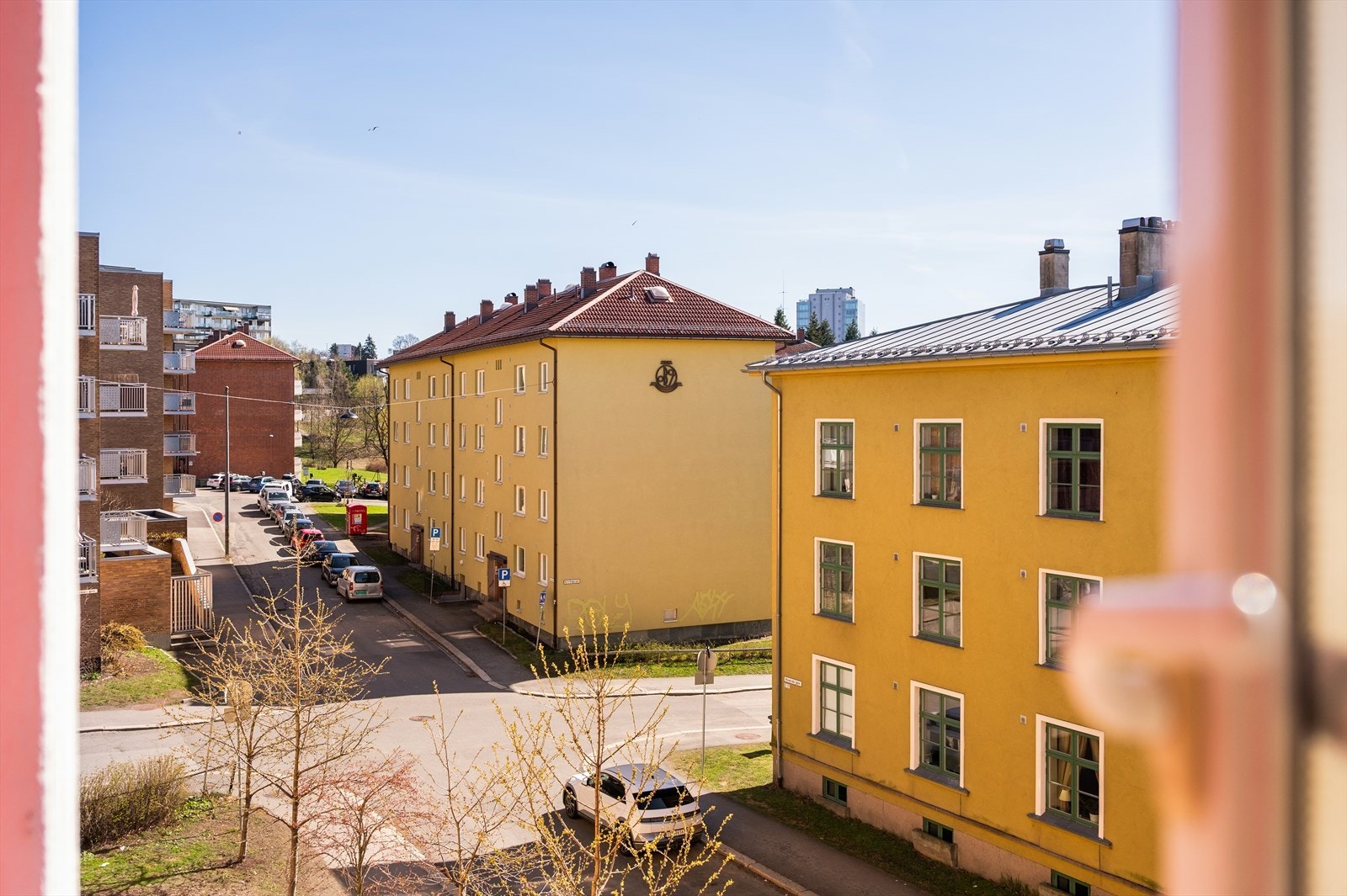 Utsyn mot nabobygninger og rolig gate fra stuen - kort avstand til servicetilbud og kollektivtransport. Galleribilde