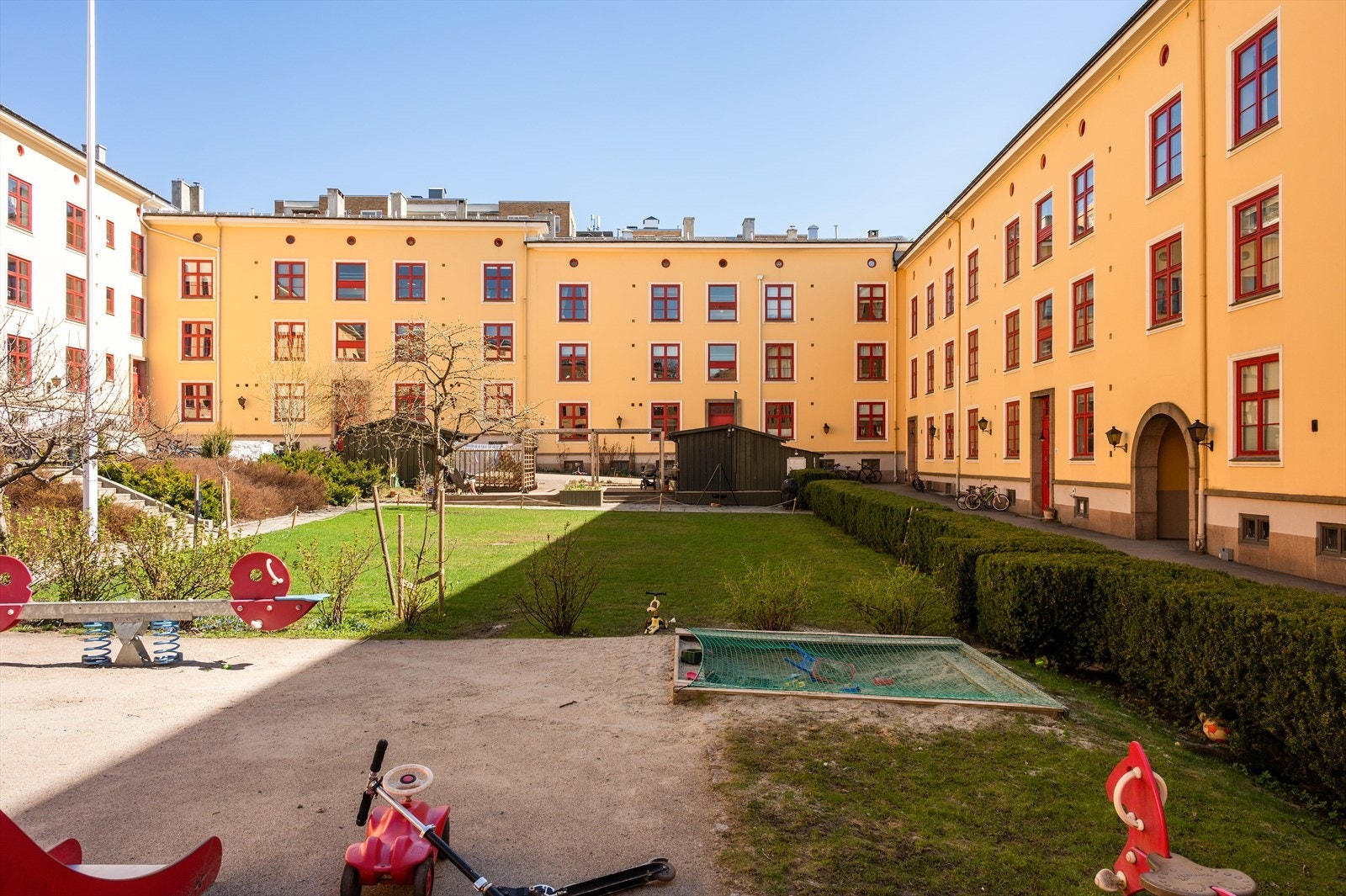 Morellgården har en nydelig felles bakgård med gressplen, lekeapparater og sykkelbod - et skjermet uteområde hvor man kan nyte solrike dager. Galleribilde