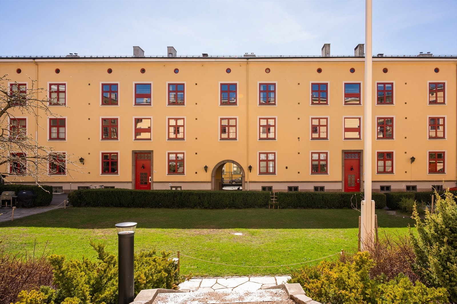 Bygården har vakker fasade med røde sprosser, gjennomgang til bakgården og velstelt felles grøntareal - et trivelig og klassisk bomiljø. Galleribilde
