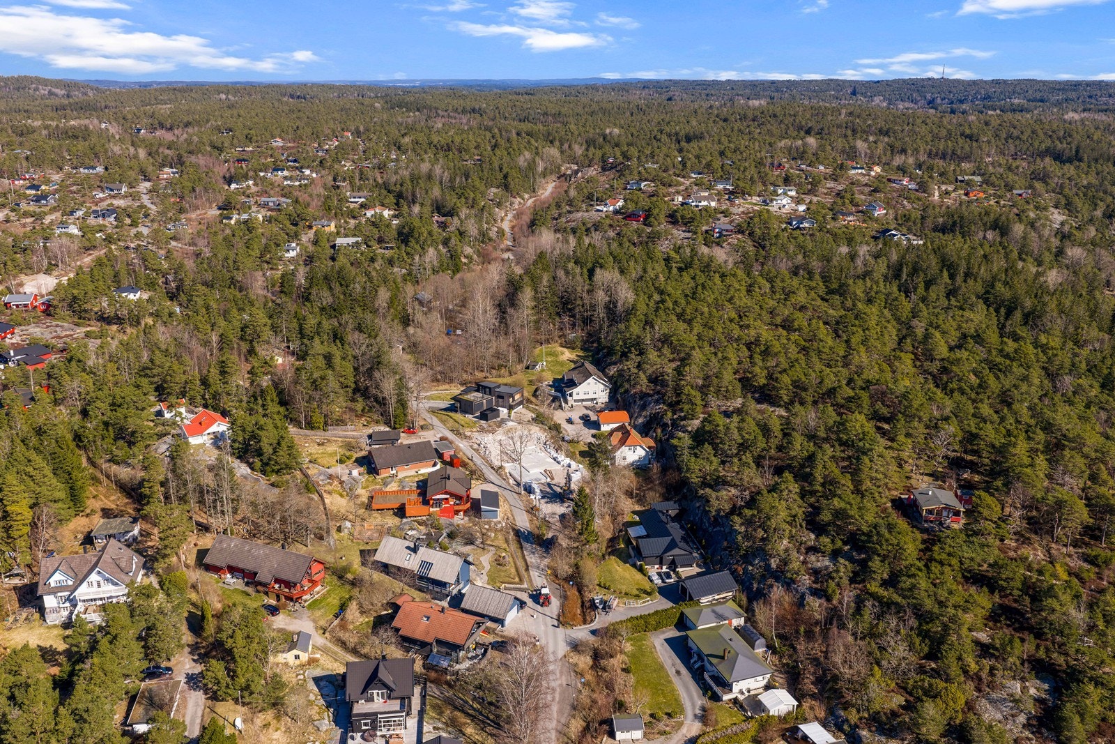 Fra eiendommen er det ca. 13 km til Fredrikstad stasjon og Fredrikstad sentrum, og det er ca. 20 km til Råde stasjon Galleribilde