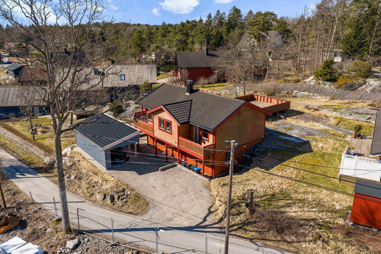 Tomten er solrik og er opparbeidet med gruset innkjøring og gårdsplass, samt vestvendt hage med plen, fjell og naturtomt Galleribilde