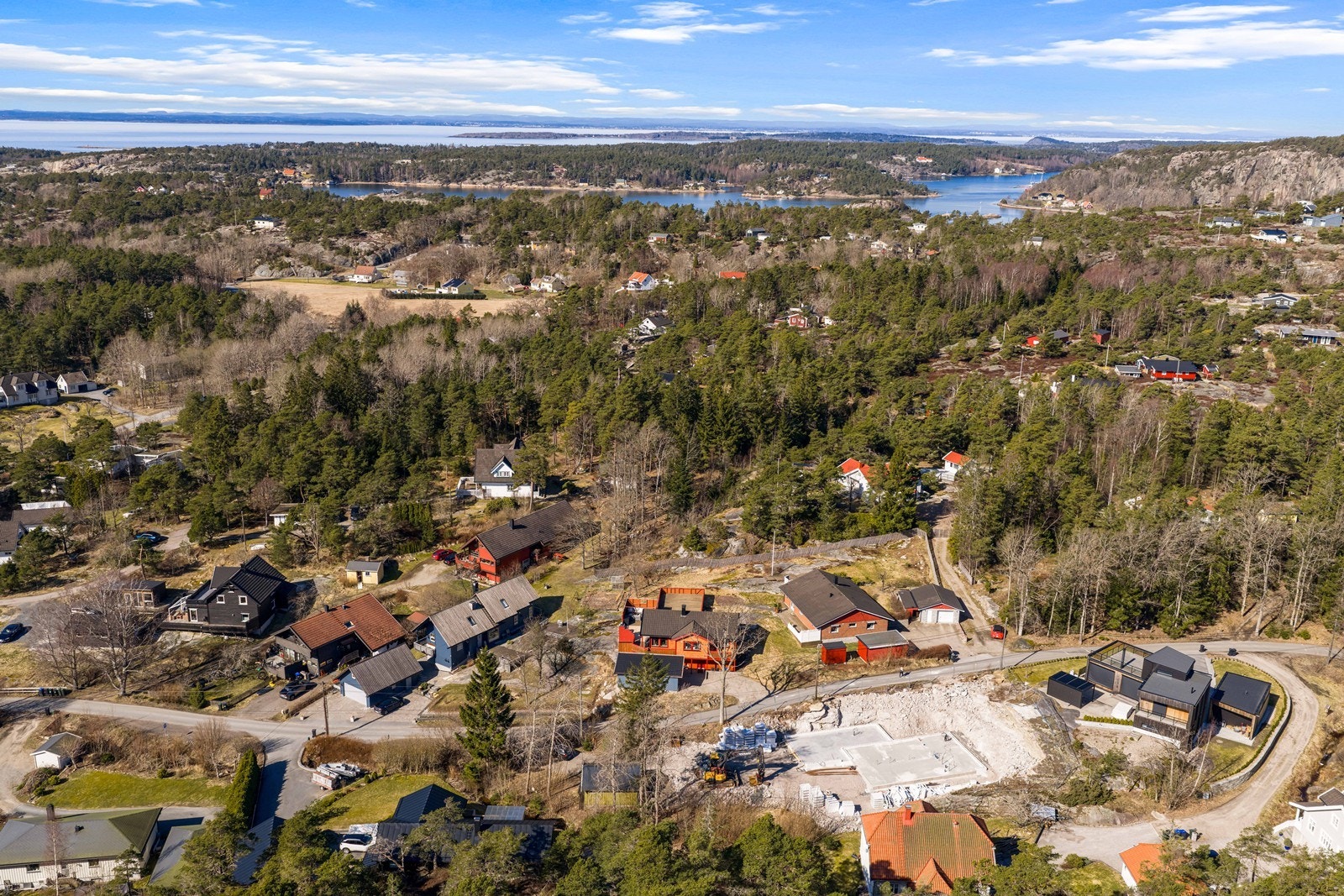 Eiendommen ligger i ett familievennlig boligområde med kort gangavstand til både skole og barnehage (avstand til Slevik barneskole og Slevik barnehage er ca. 1,5 km) Galleribilde