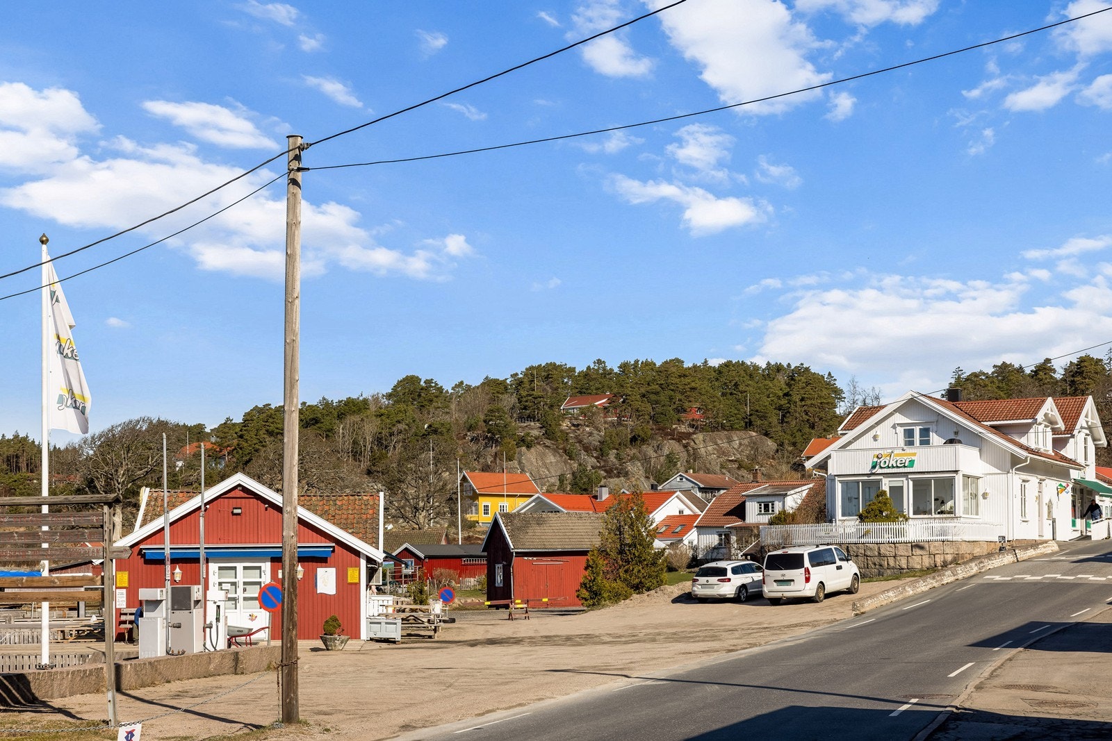 Nærmeste dagligvarebutikk ligger på Vikane (ca. 3,5 km) som er kjent for sin flotte skjærgårdsjarm.
Fra Vikane går det ferge over til Hankø hvor man finner Hankø Fjordhotell med restauranter, spa, underholdning m.m. Galleribilde