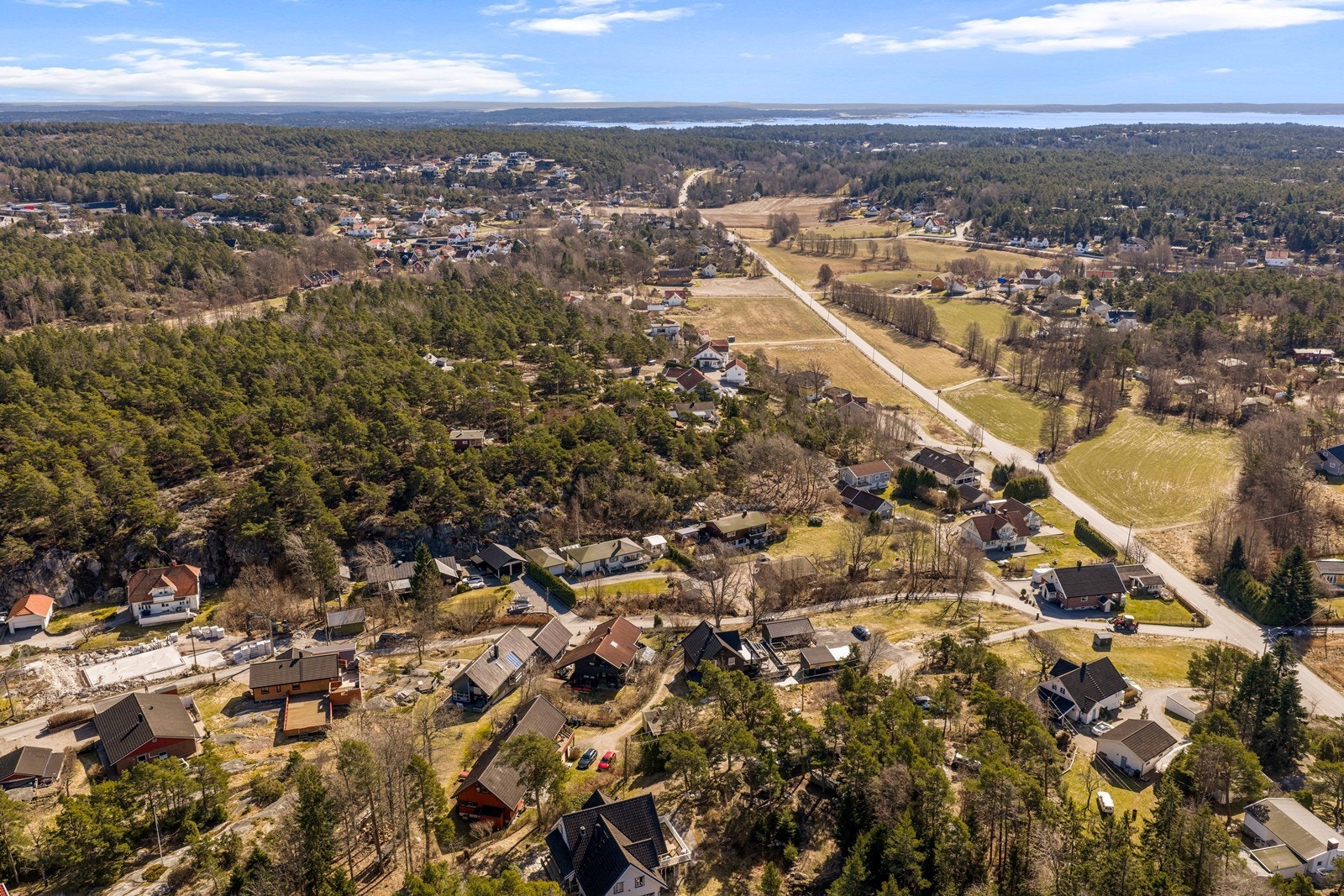 Eiendommen er beliggende ca. 800 meter i luftlinje fra sjøen (Slevik kilen) i veletablert, familievennlig og populært boligområde med kort vei ut til fine turområder Galleribilde