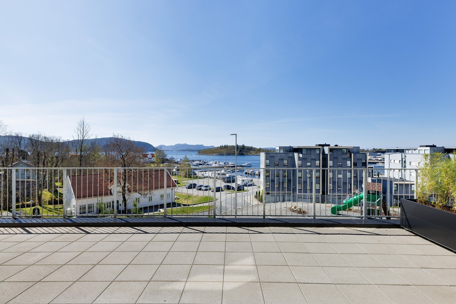 Man har flott utsikt fra leiligheten mot fjord og fjell med et vakkert skue mot landskapet. Galleribilde