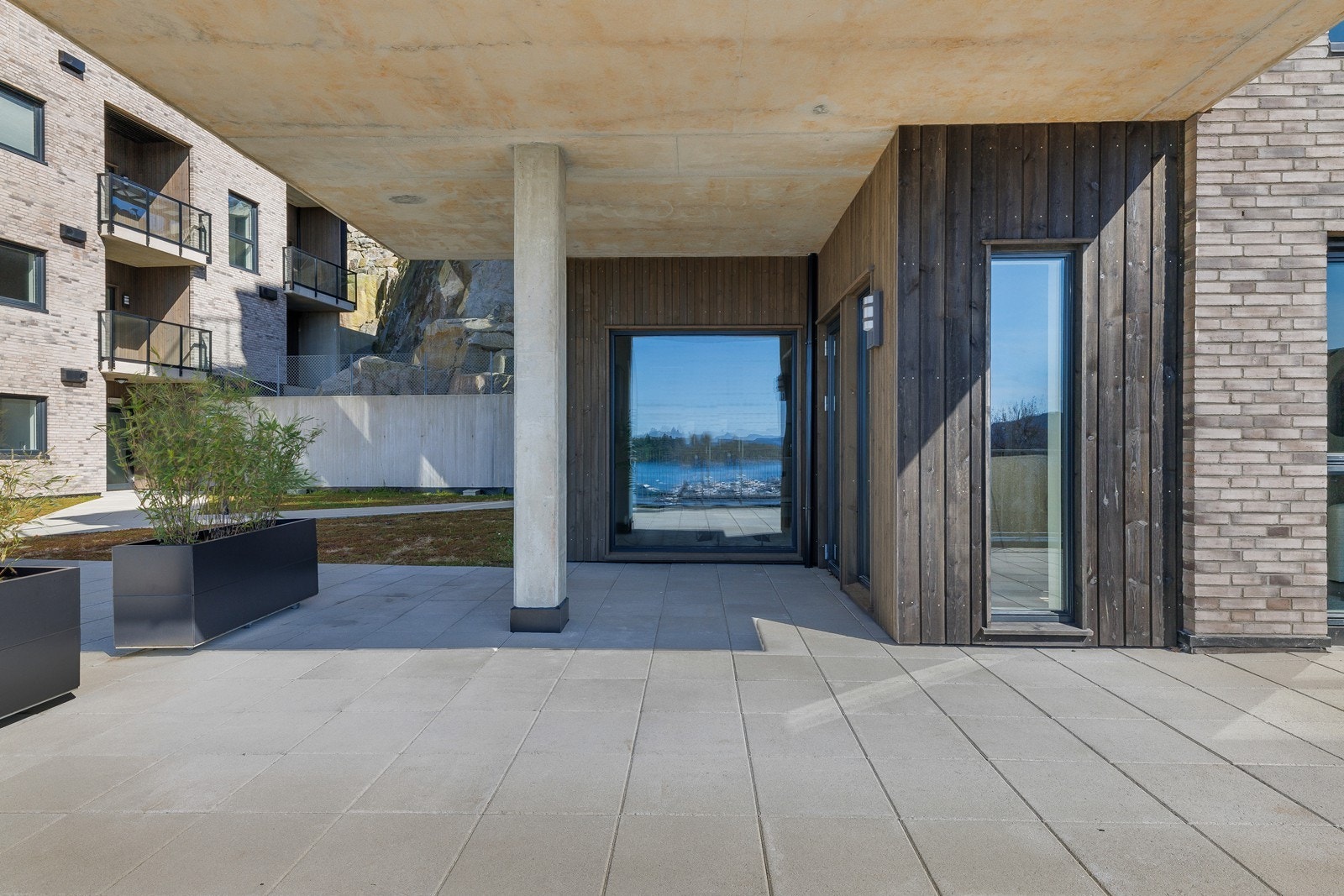 Deler av terrassen har et praktisk overbygg hvor man kan sitte tørt og godt under tak. Galleribilde