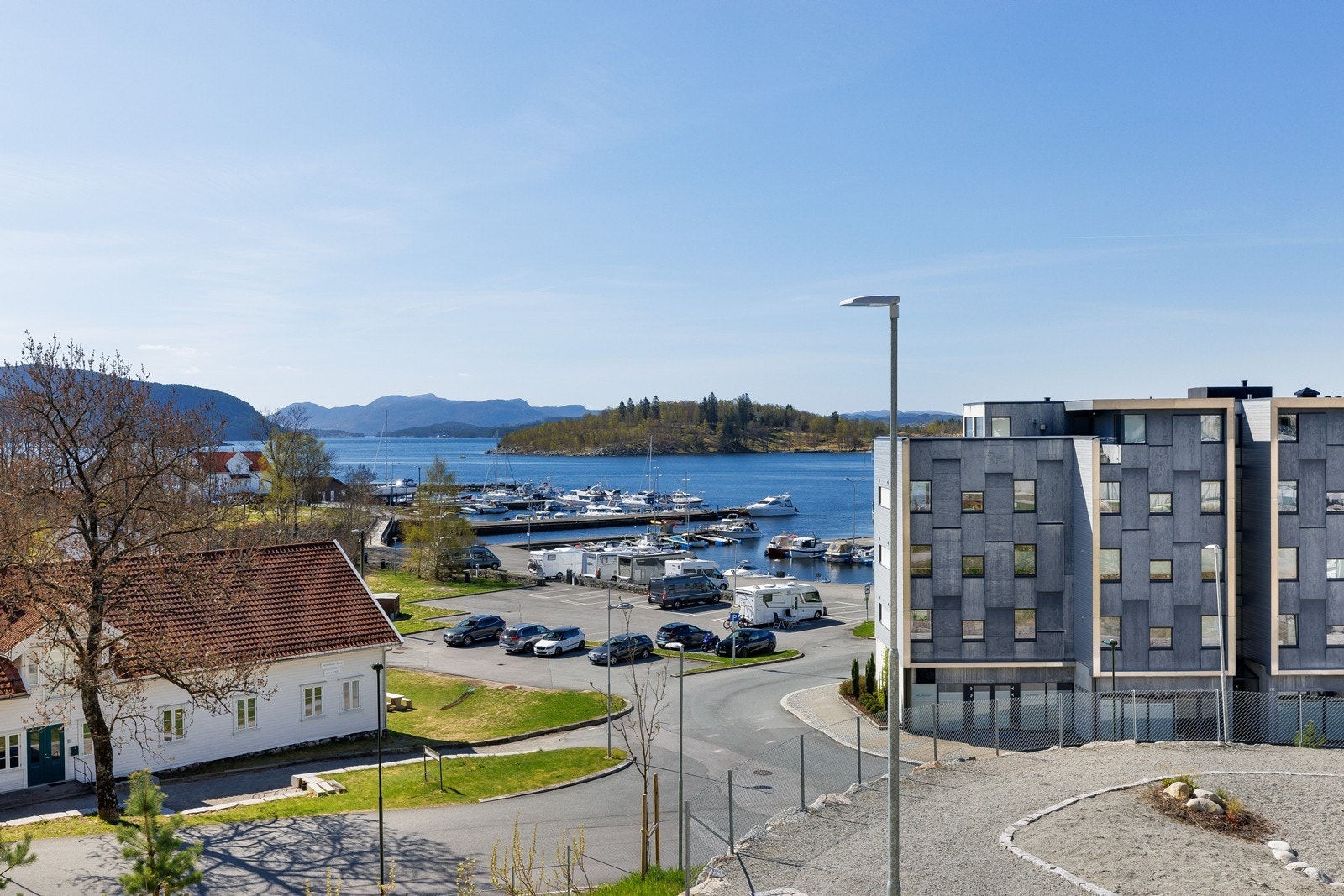 Fra leiligheten har man kort gange ned til sjøen, båthavna, sentrum og offentlig kommunikasjon Galleribilde