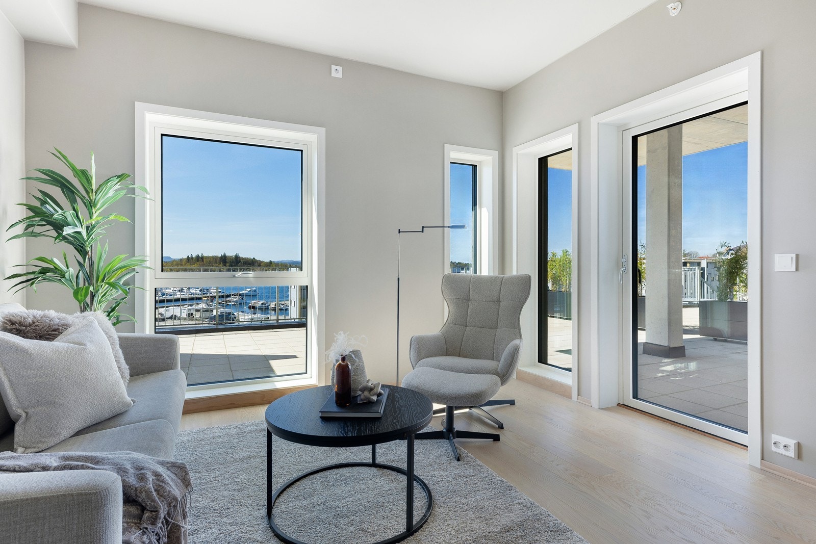 Fra stuen har man direkte utgang til terrassen Galleribilde