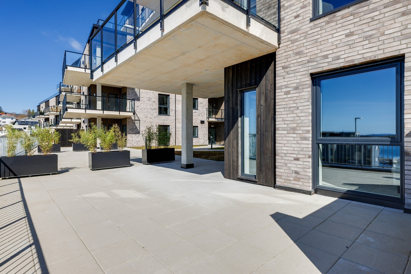 Kjekk leilighet i 1.etasje med stor og solrik terrasse Galleribilde
