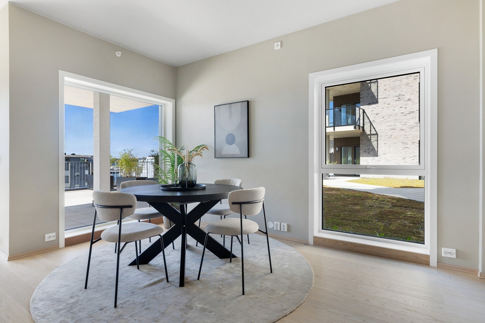 Det er god plass til spisebord og mulighet for å dekke opp til hele storfamilien og gjester Galleribilde