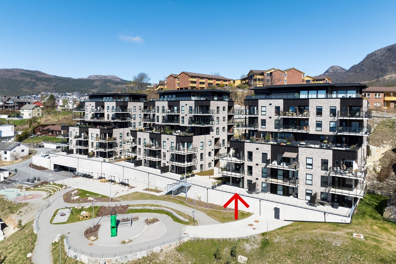 Direktørens Høyde er et veletablert boligsameie like ved Jørpeland sentrum, med flott opparbeidet tomt som er etablert med lekeplass, border, benker og diverse beplantning. Galleribilde