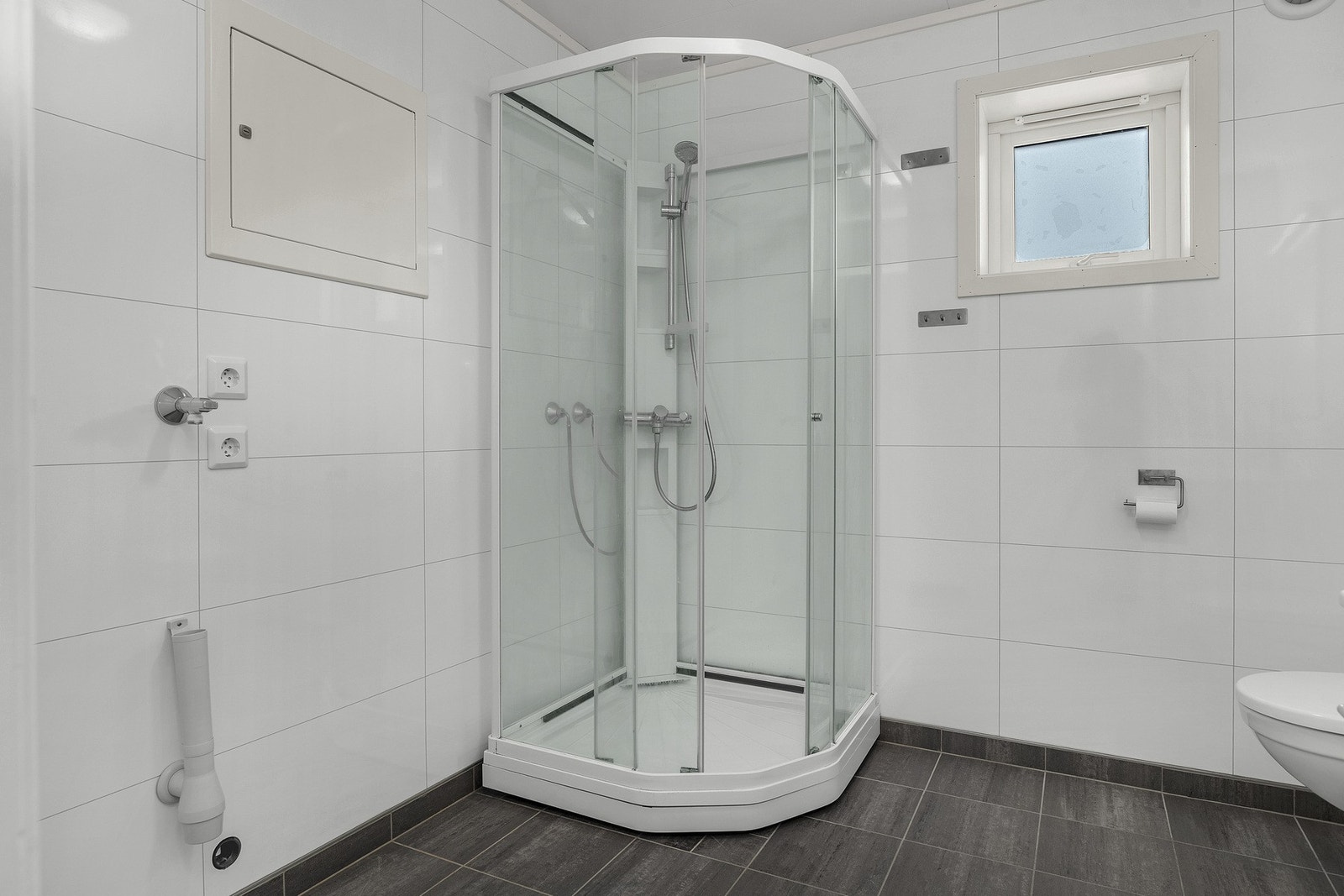 Badet er også fra 2019 og holder god standard - flislagt gulv med varme Galleribilde