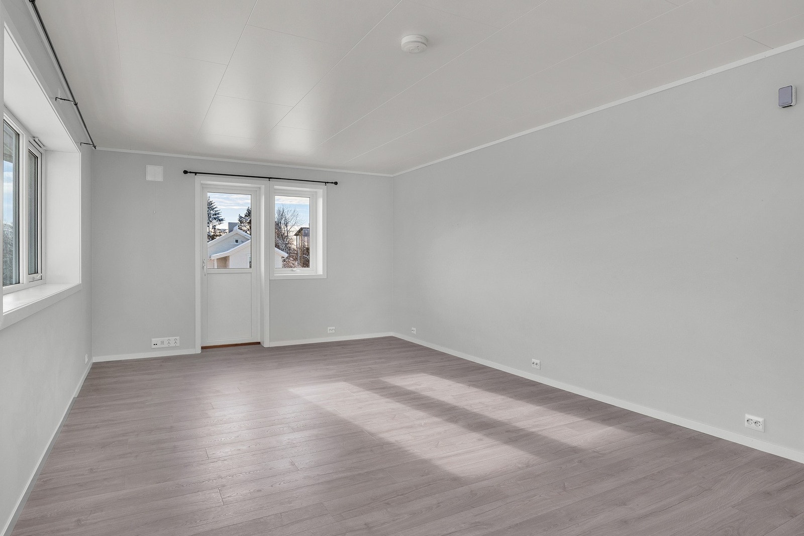 Utgang til sørvestvendt balkong fra stuen Galleribilde