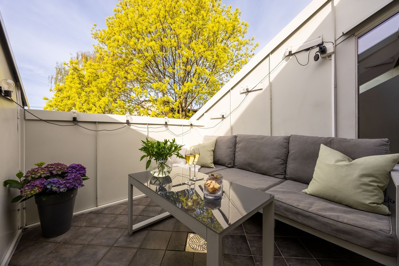 Leiligheten har en koselig privat takterrasse. Galleribilde