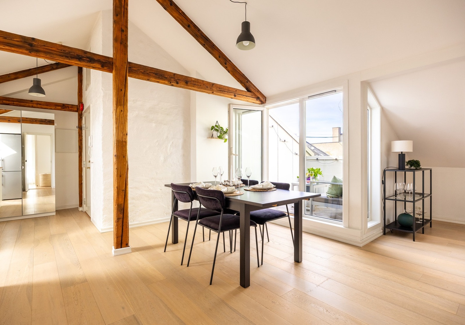 Her får du en flott 3-roms loftsleilighet med sjarmerende preg. Galleribilde