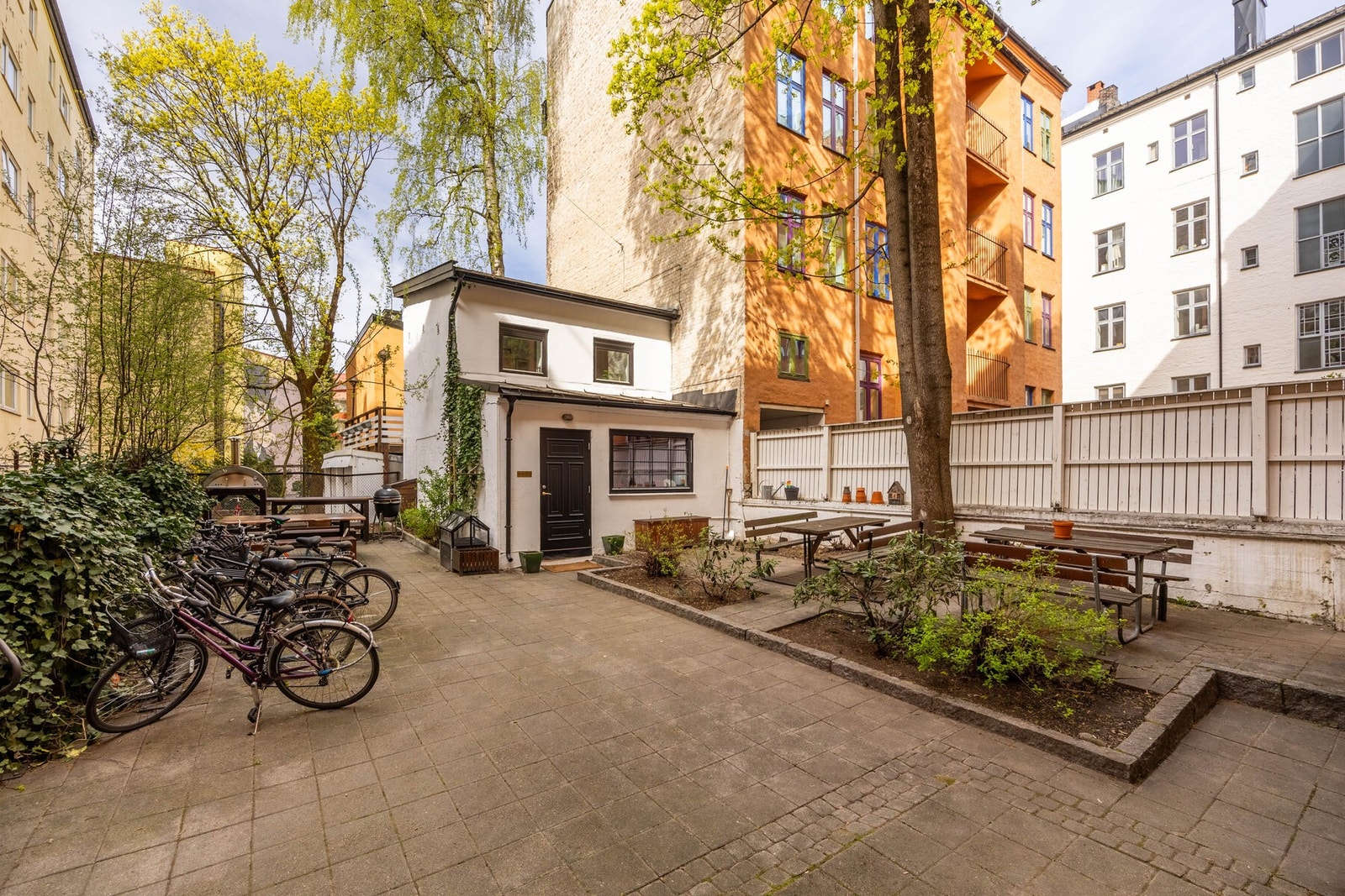 Pen felles bakgård. Galleribilde