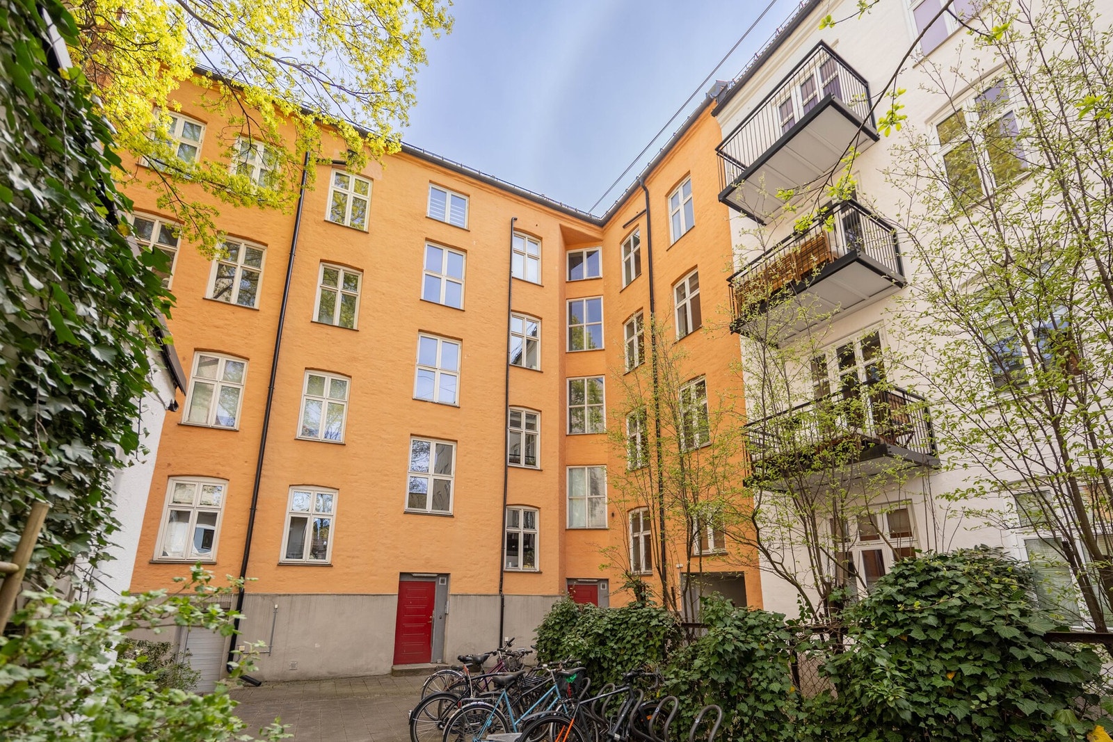 Bakgården er rolig og skjermet. Galleribilde