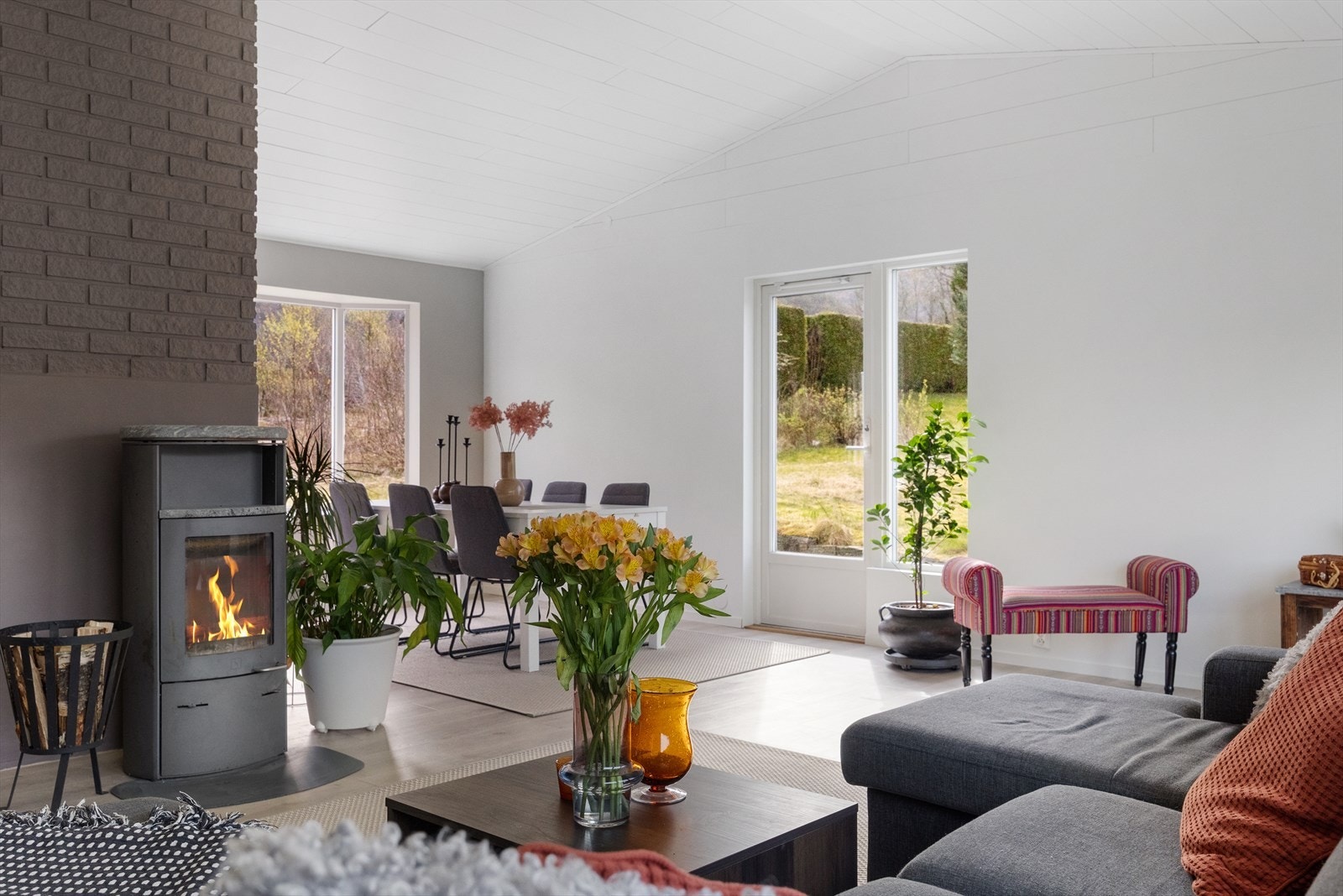 Stuen er formet i en L-form med plass til flere sittegrupper. Galleribilde