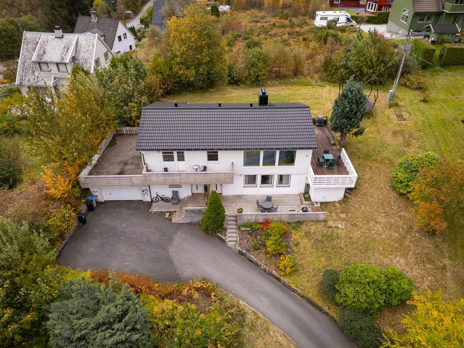 Eiendommen er pent opparbeidet med stor hage, flere uteplasser samt garasje og parkering til flere biler på egen eiendom. Galleribilde