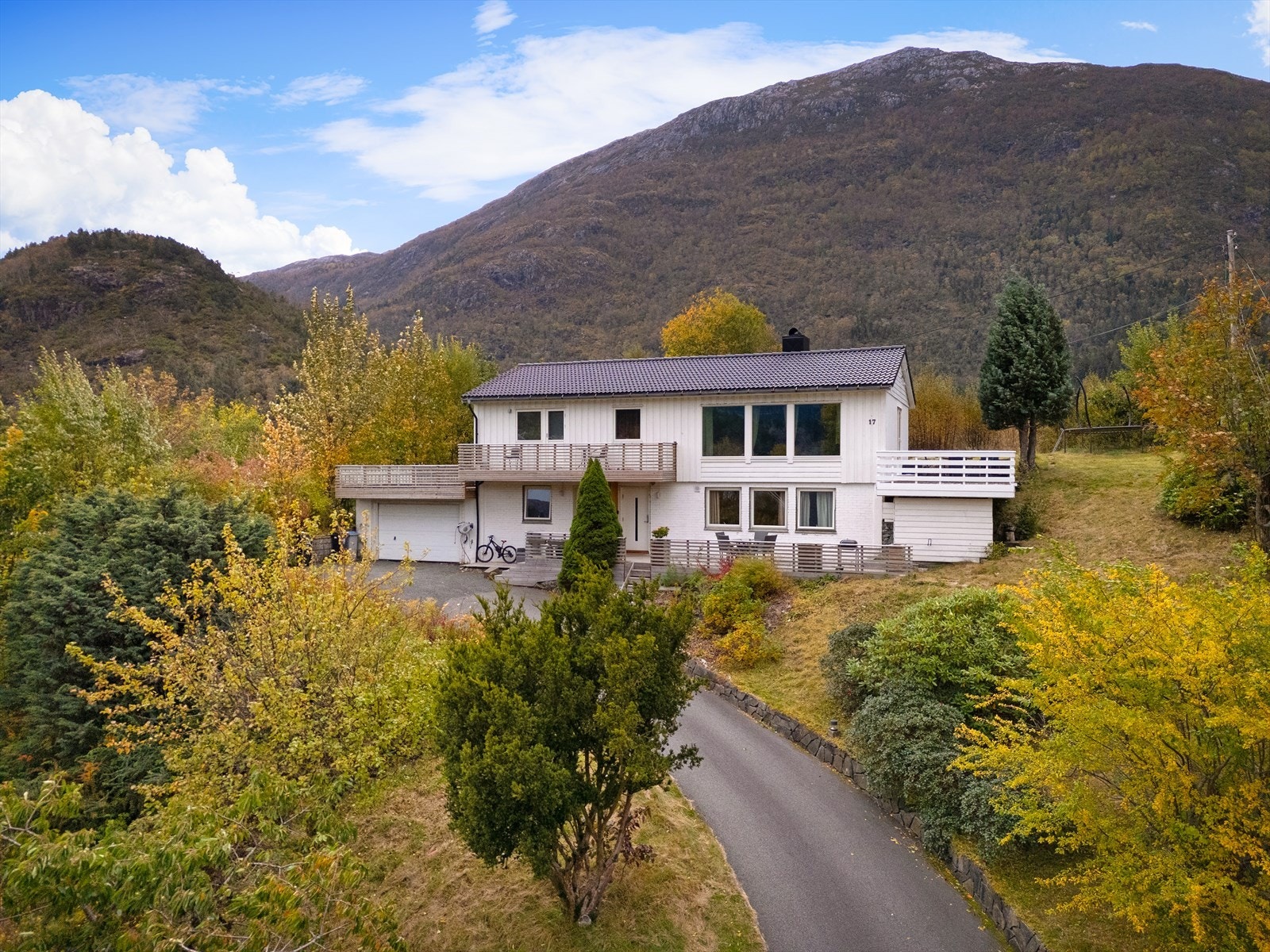 Eiendomsmegler Norge ved Robert Stavenes har gleden av å presentere denne pene eneboligen med hybel. Galleribilde