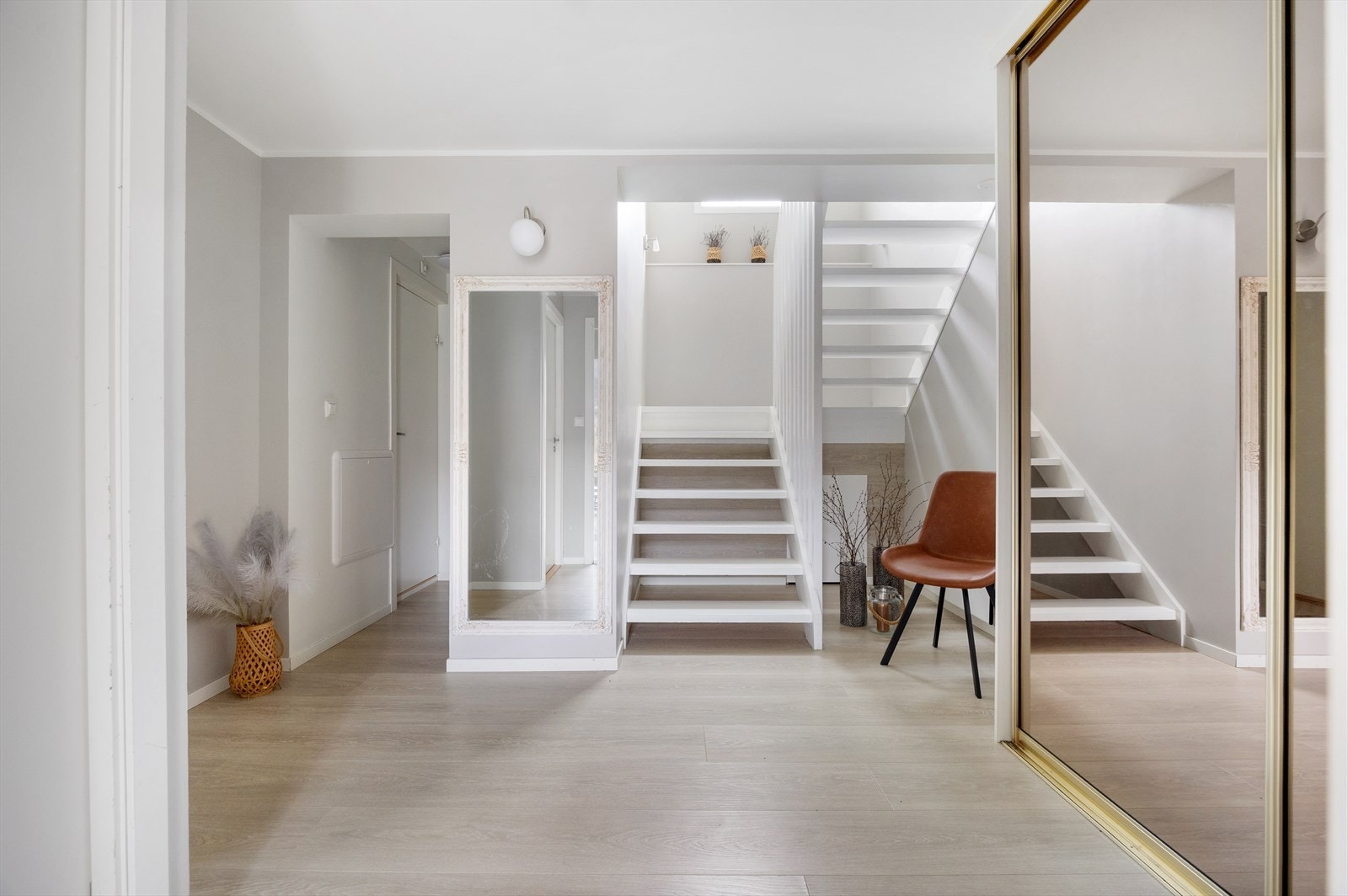 Velkommen inn til Moldahaugane 17! Godt med oppbevaringsplass til klær og sko. Galleribilde