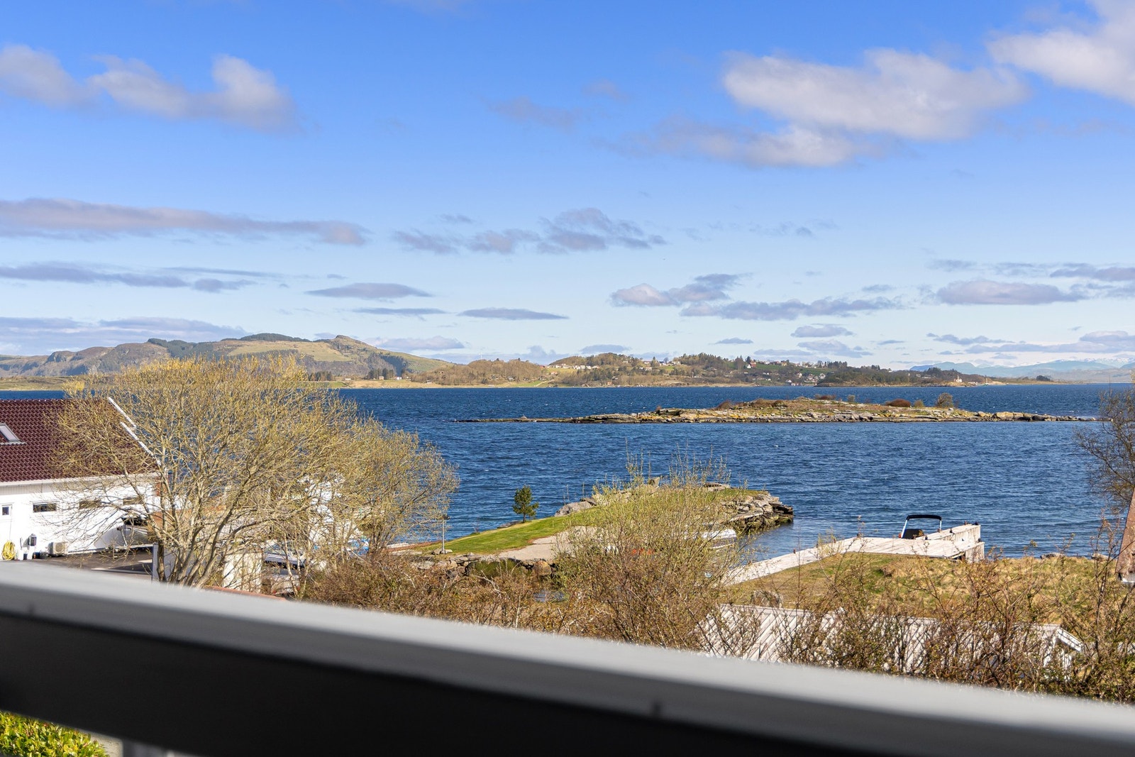 Leiligheten ligger flott til med nærhet til sjø og turområder. Galleribilde