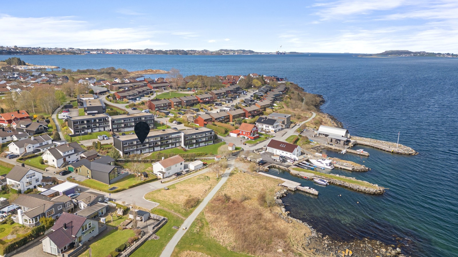 Fantastisk beliggenhet på Skeie med kort vei til sjø, lune viker og badestrender. Galleribilde