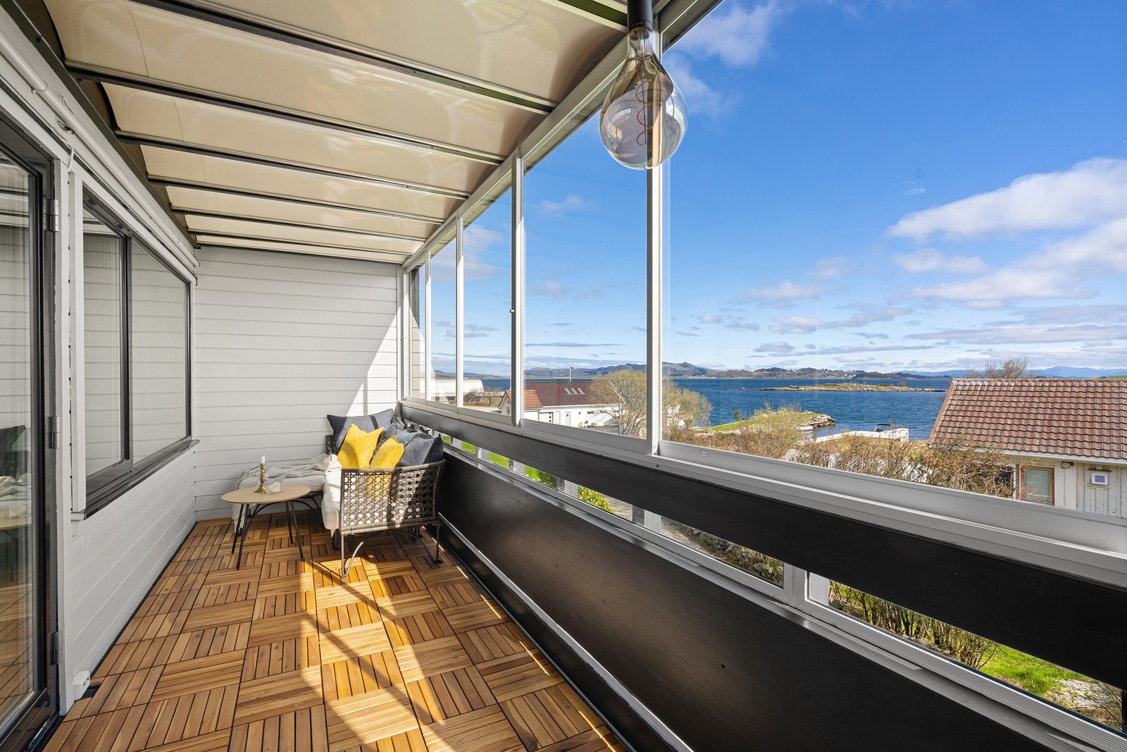 Det er nydelig utsikt fra balkongen og stuen! Galleribilde
