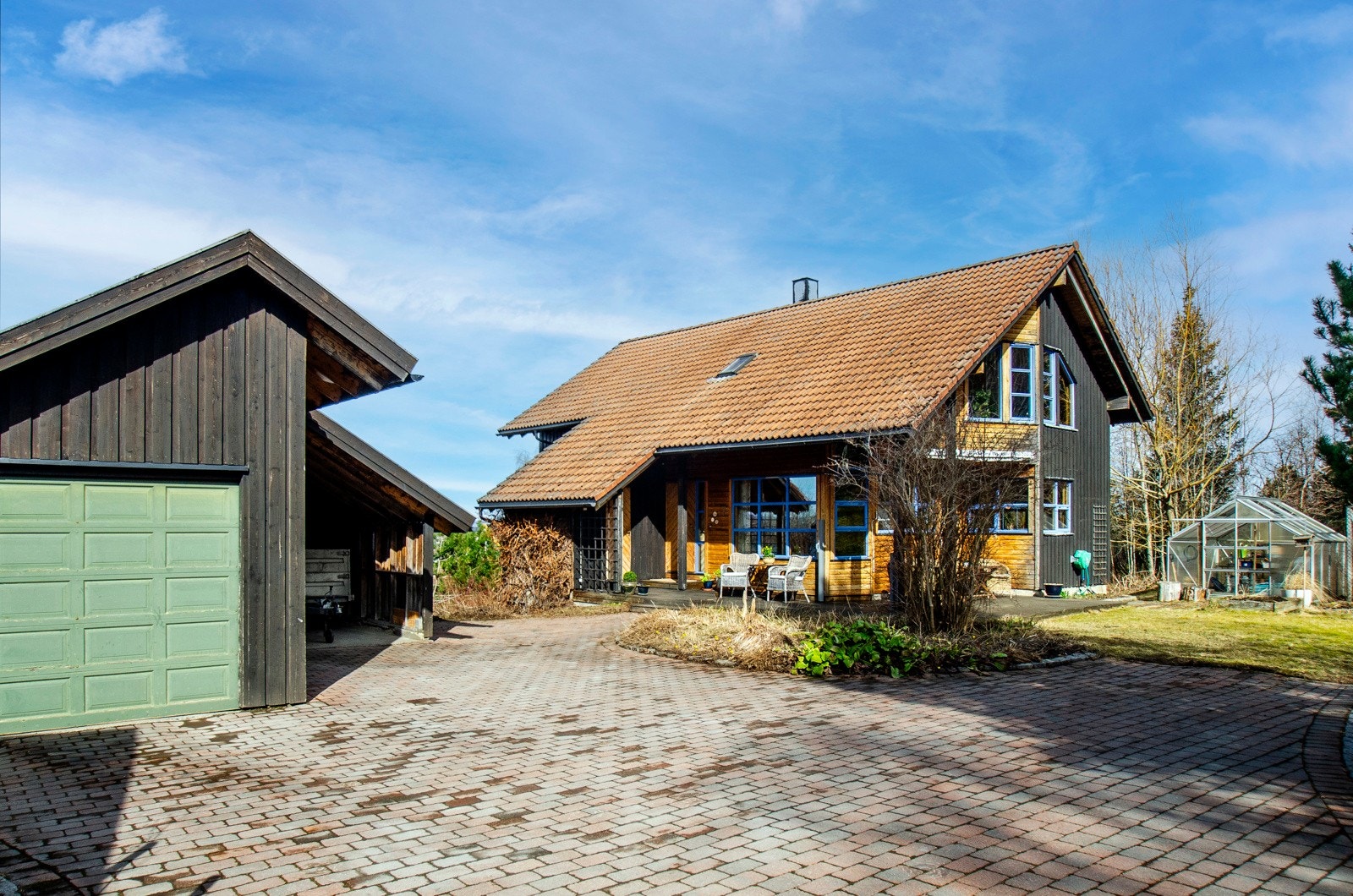 Stor garasje med plass til 2 biler, i tillegg til tilhørende carport. Galleribilde