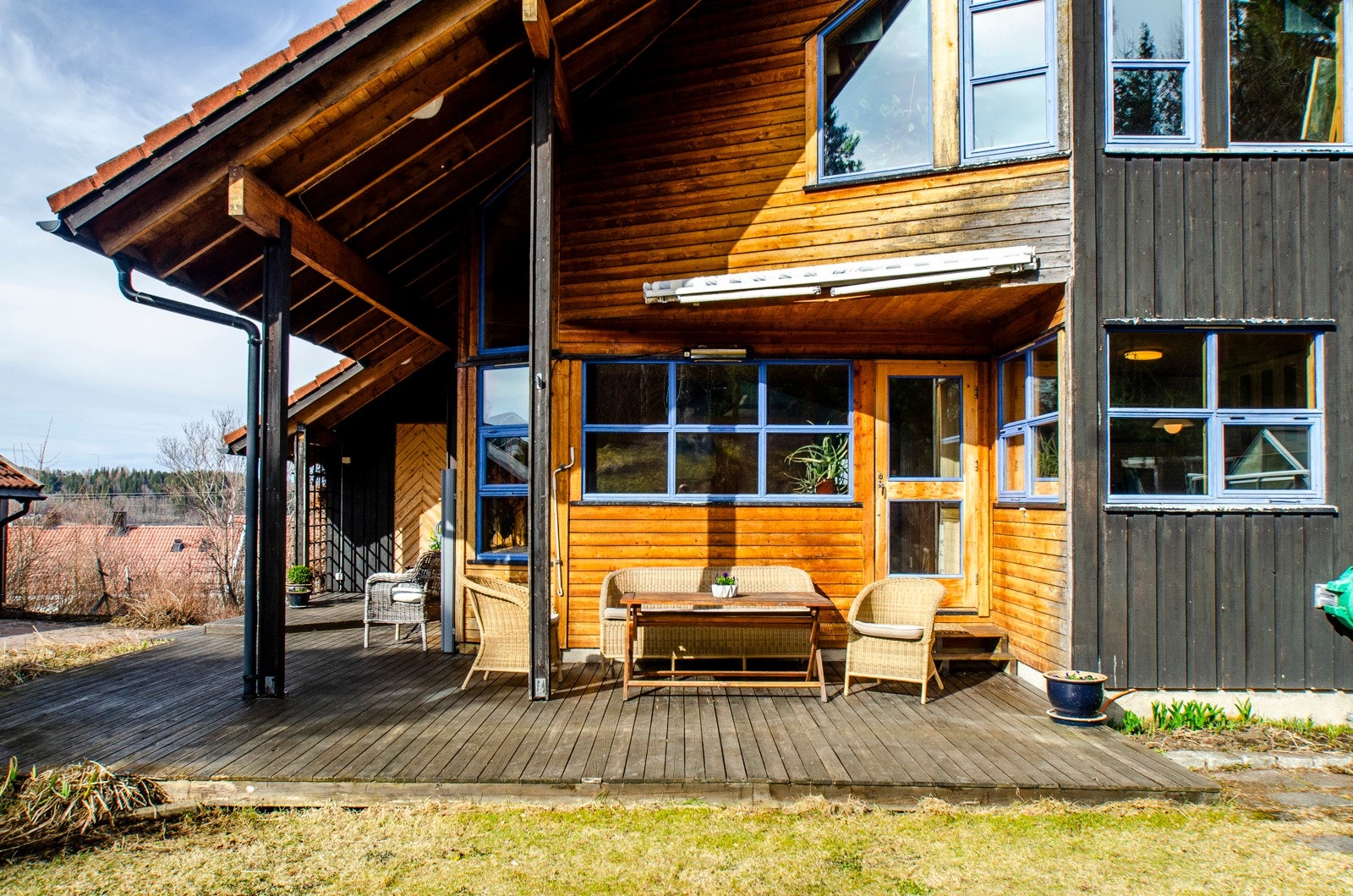 Solrik og skjermet uteplass. Galleribilde