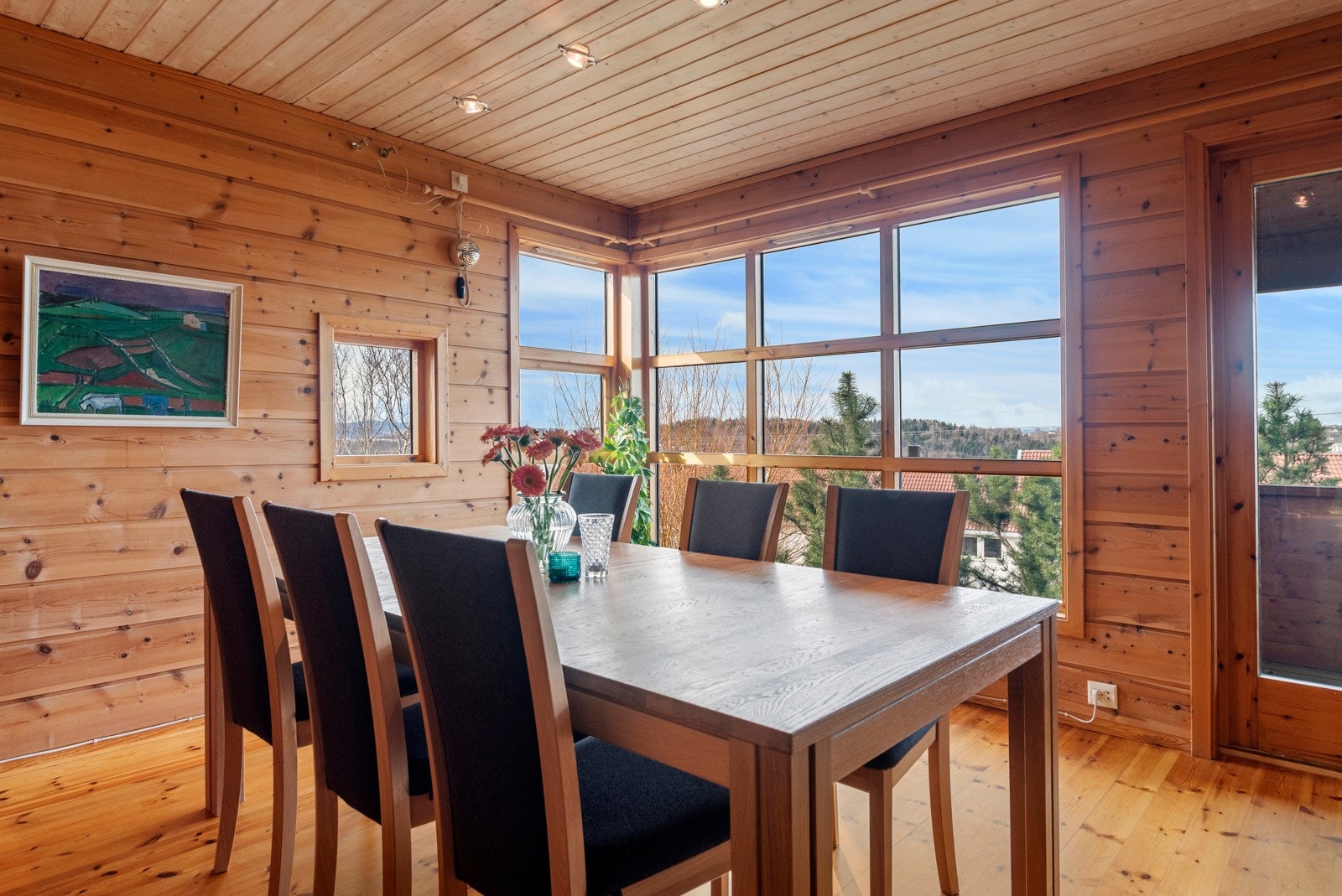 Romslig stue med god plass for spisestue i tillegg til sofagruppe. Galleribilde