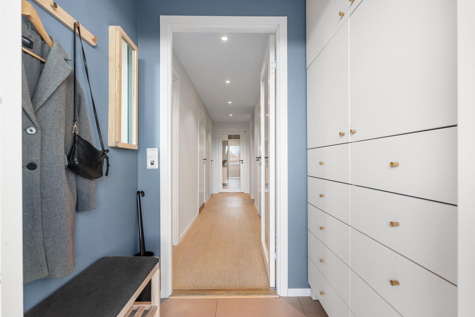 Innbydende entré og gang med gode oppbevaringsmuligheter. Det er gulvvarme i entré. Galleribilde