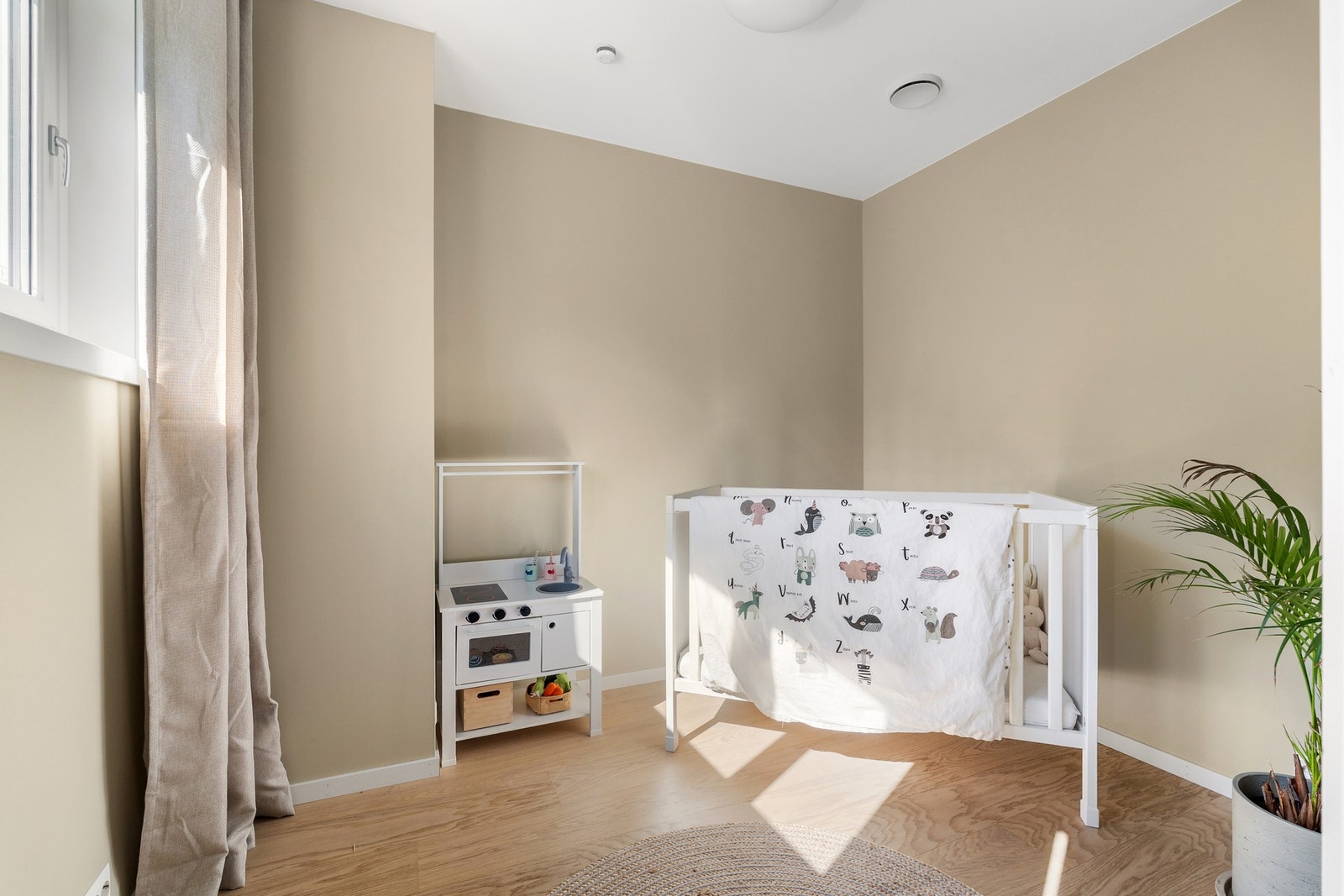 Soverom i 1. etasje med plass til seng og ønsket garderobeløsning. Passer også perfekt som barnerom/kontor. Galleribilde