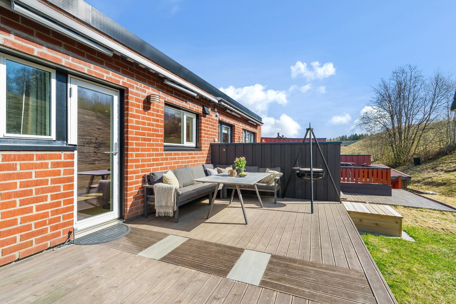 Terrassen ligger vendt mot vest og byr på fantastiske solforhold. Med beliggenhet høyt oppe i boligfeltet kan man nyte gode solforhold fram til ca. kl 21 på kvelden. Galleribilde