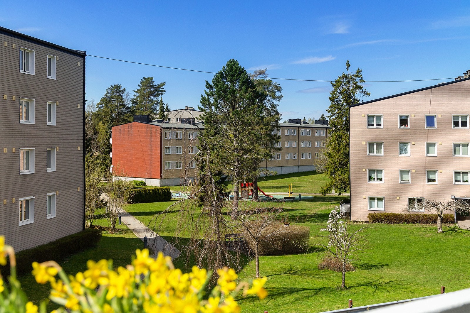 Hyggelig utsikt fra balkongen. Fin lekeplass i borettslaget Galleribilde