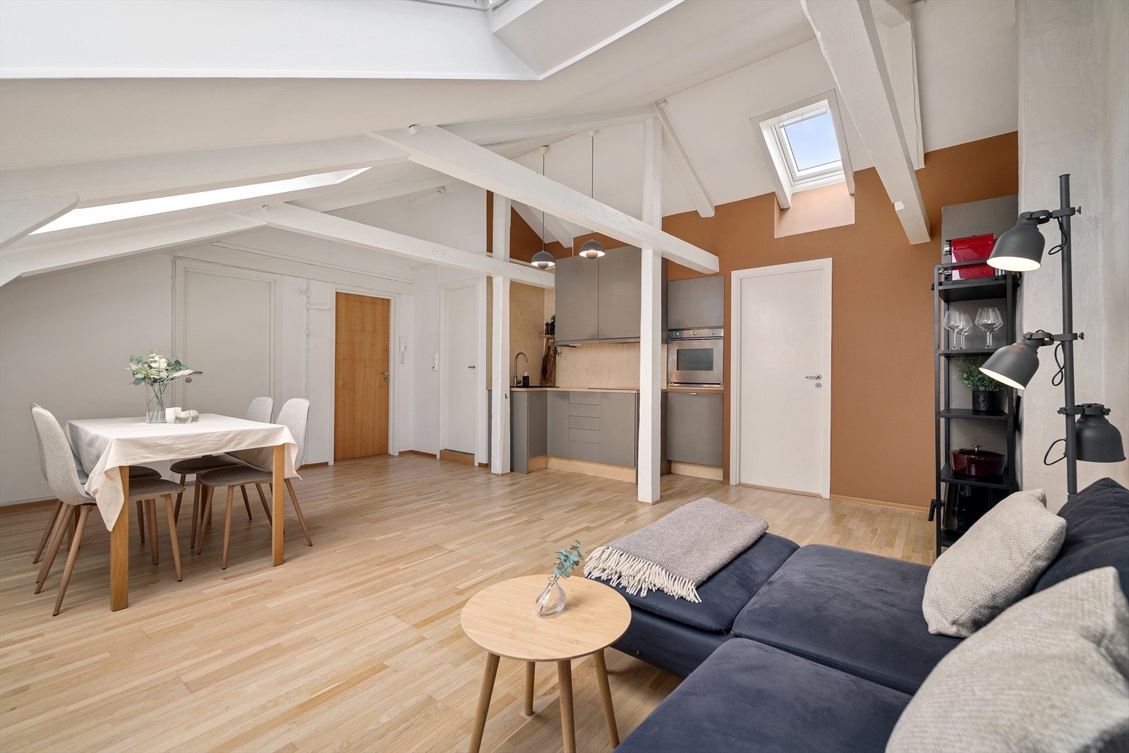 I stuen er takhøyden opp til 3,24 m. Galleribilde