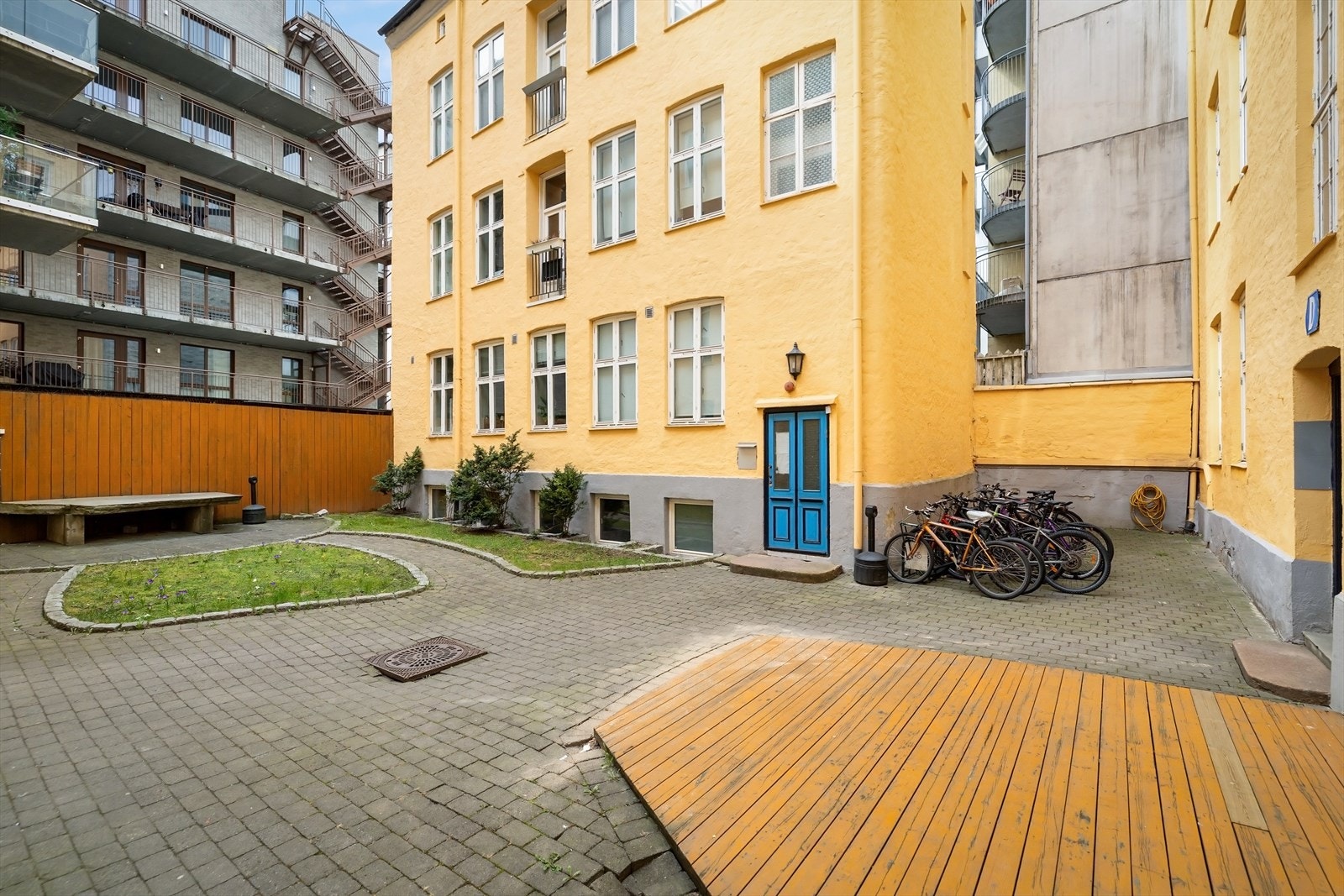 Borettslaget har en pent opparbeidet bakgård med belegningsstein, beplantning, sitteplasser og sykkelparkering. Galleribilde