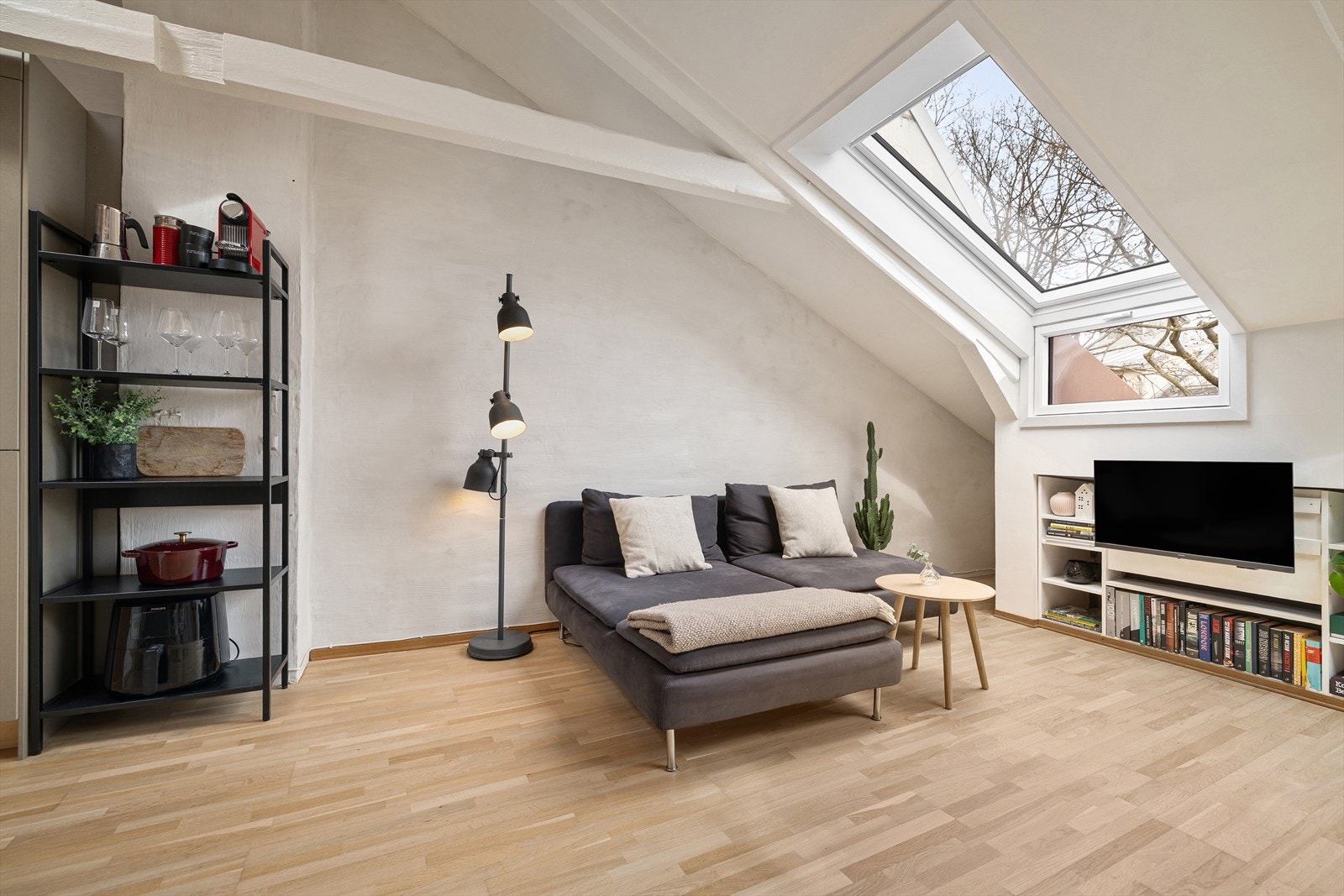Overflatene består av 3-stavs parkett på gulv og slette malte vegger. Galleribilde