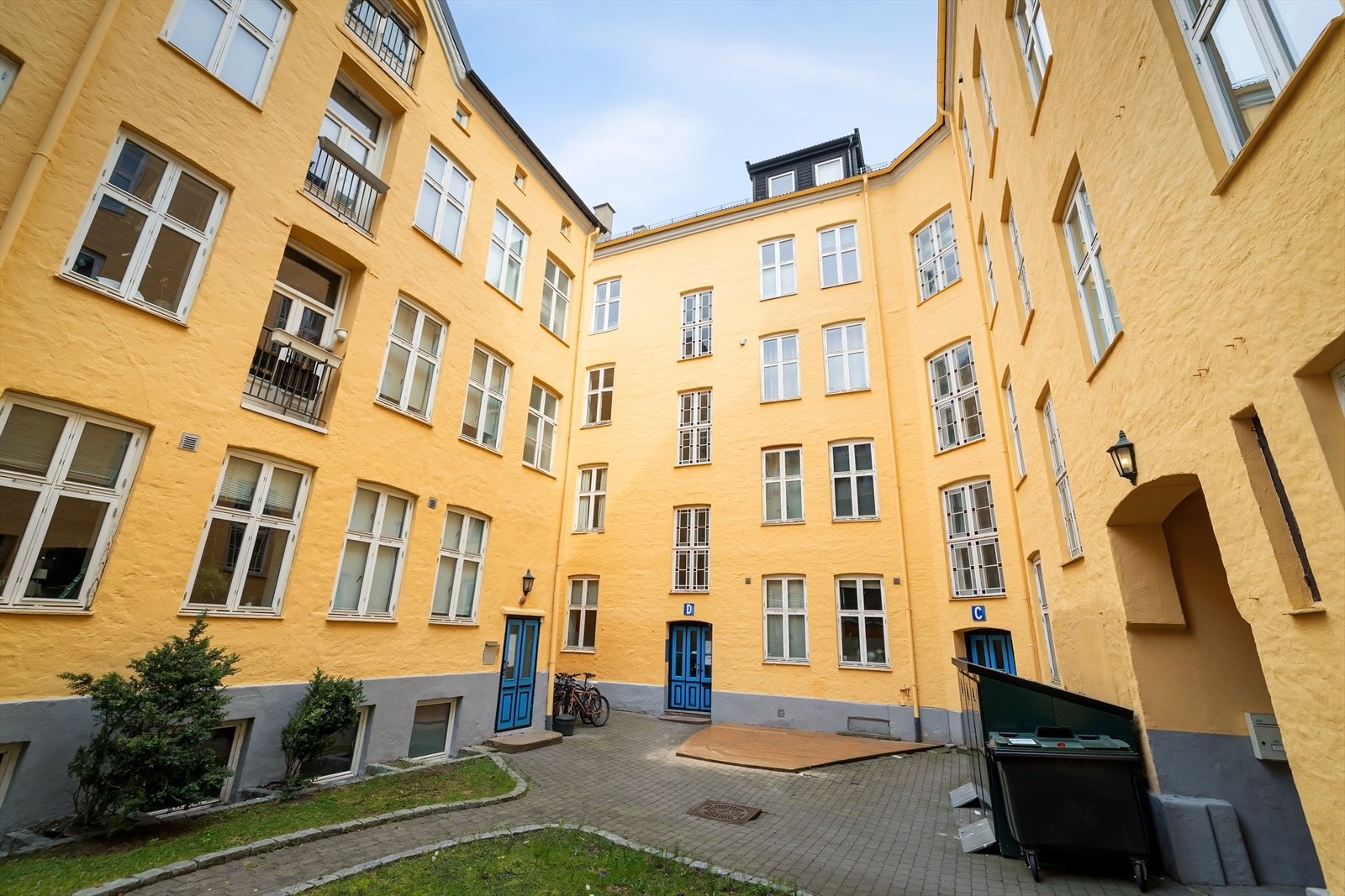 Leiligheten ligger i et velstyrt borettslag med en sentral beliggenhet. Vinduene i bygget ble skiftet i regi av laget i 2026. Galleribilde